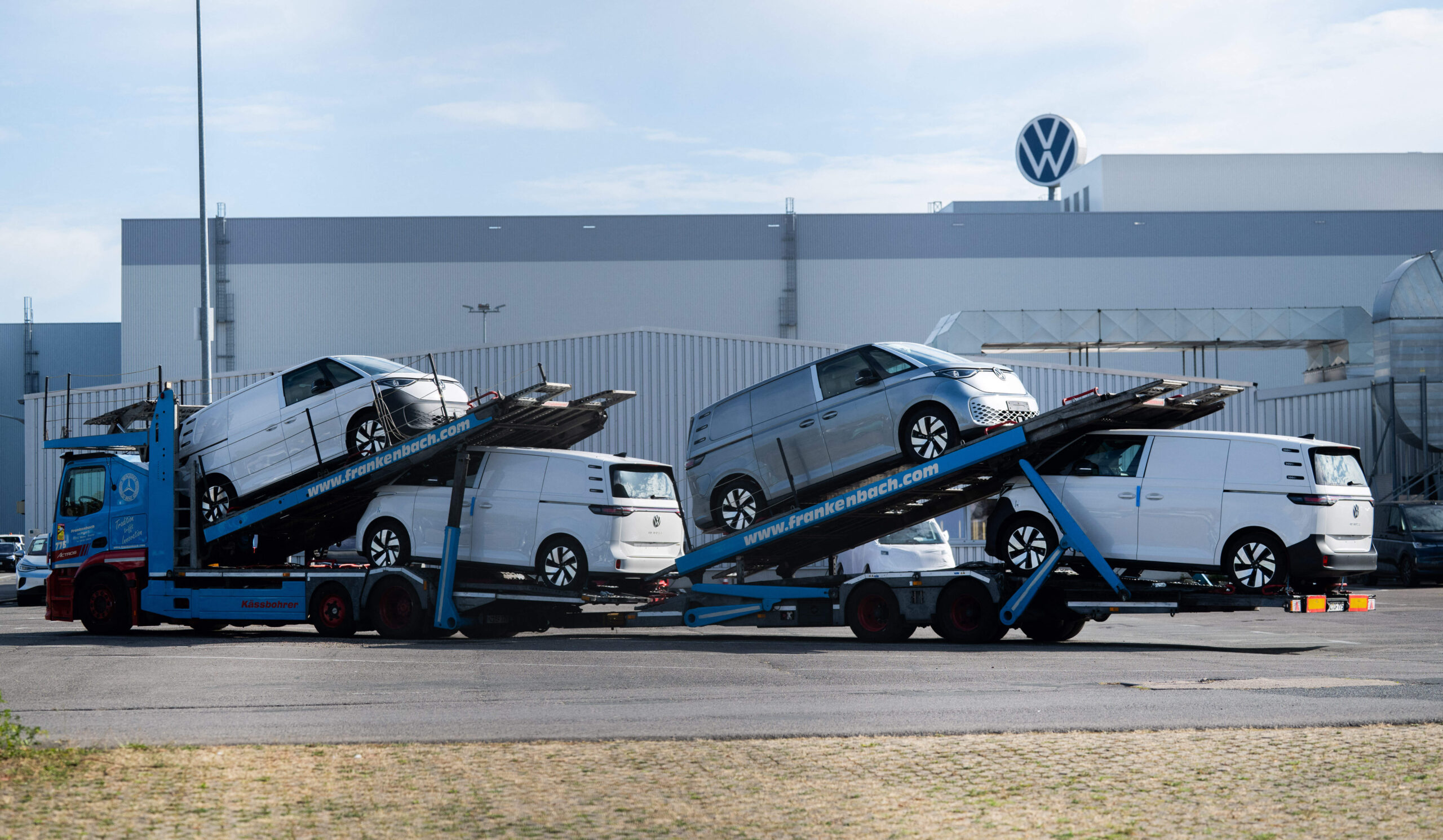 Un remolque para el transporte de coches frente a la fábrica de Volkswagen en Hannover, 30 de septiembre de 2026, Baja Sajonia, Alemania. © Julian Stratenschulte/DPA