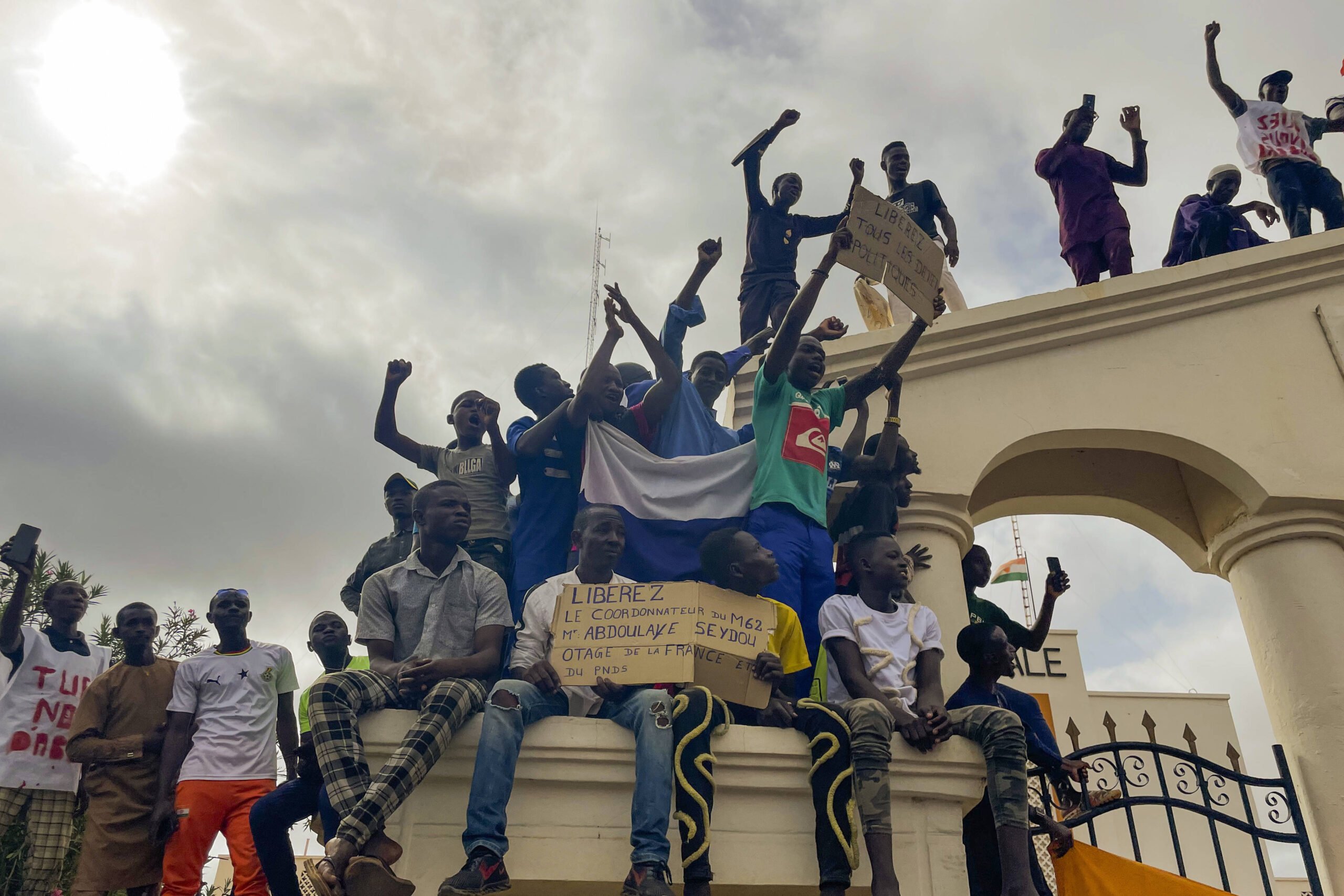 Partidarios de la junta gobernante de Níger se reúnen al inicio de una manifestación convocada para luchar por la libertad del país y repeler la 