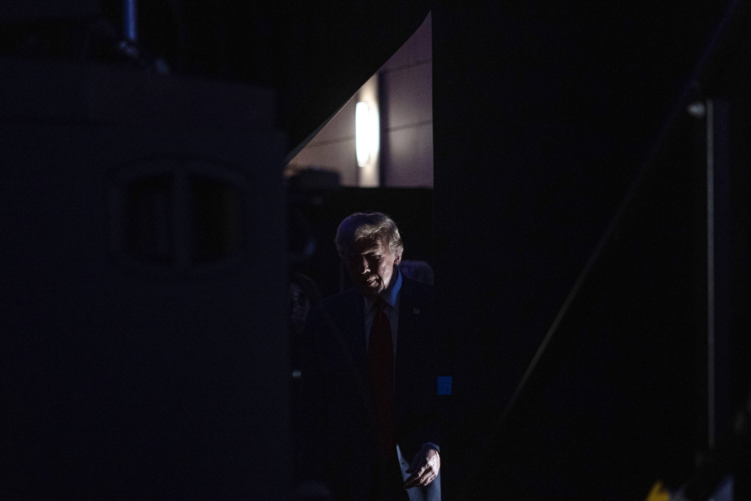 Donald Trump llega a la gala anual BCF Honors de la Federación Conservadora Negra en el Columbia Metropolitan Convention Center de Columbia, Carolina del Sur, el viernes 23 de febrero de 2024. © AP Foto/Andrew Harnik