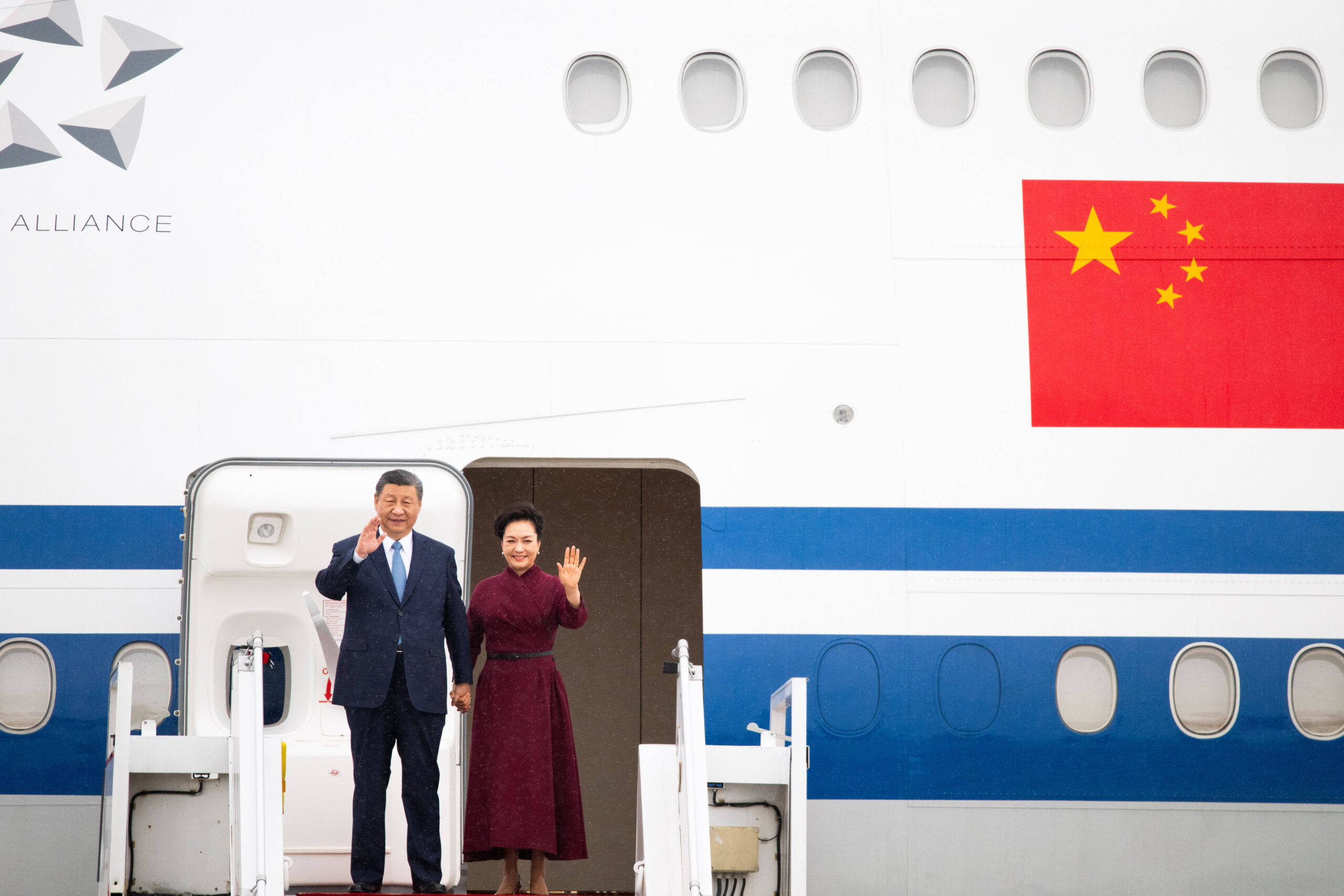 Xi Jinping, presidente de la República Popular China, acompañado de Peng Liyuan, su esposa y primera dama. Pabellón de Honor del aeropuerto de Orly, Francia. Domingo 5 de mayo de 2024. © Jeanne Accorsini/SIPA