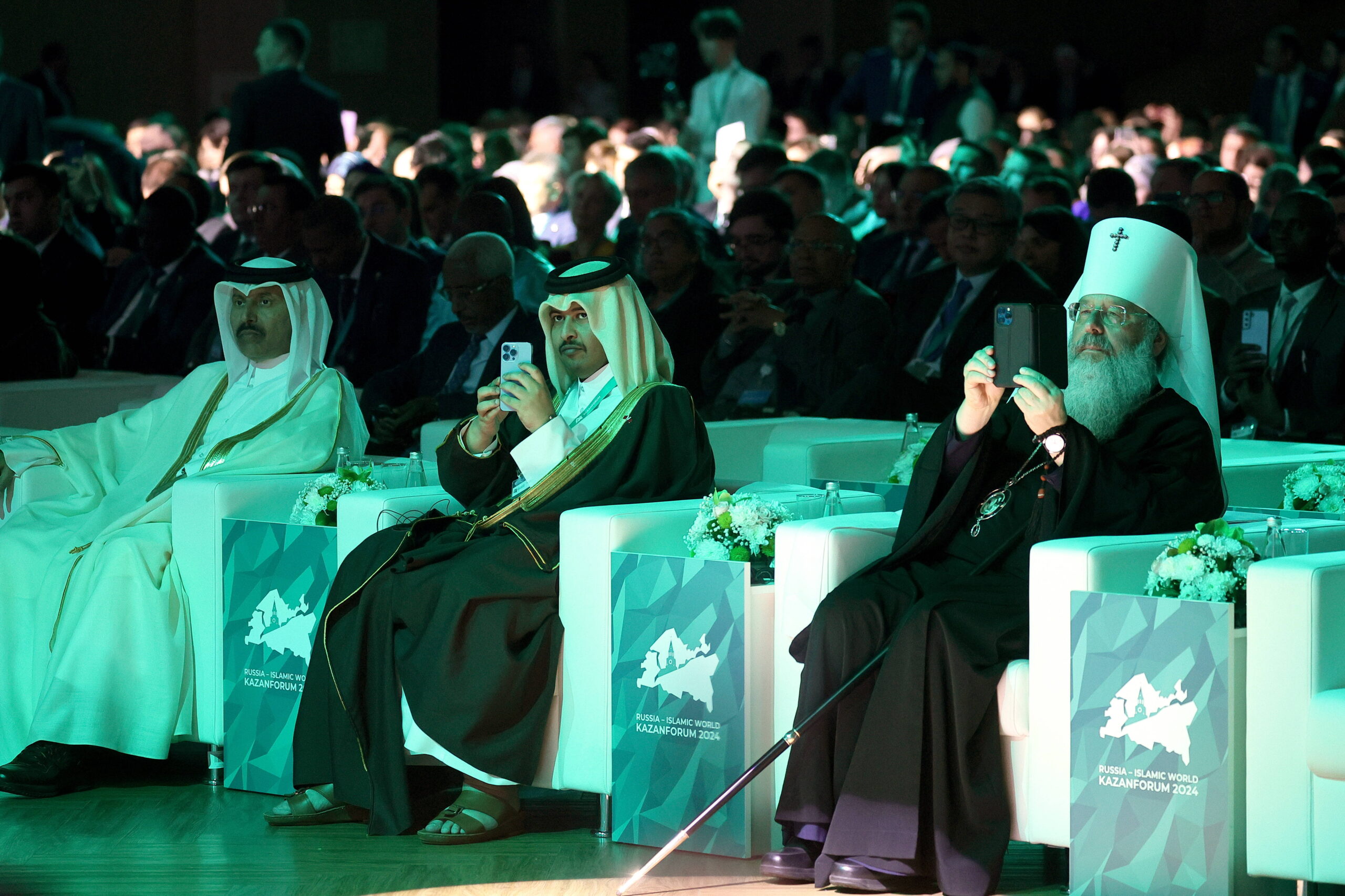 Le métropolite Kirill de Kazan et du Tatarstan (à droite) assiste à une séance du 15e Forum économique international Russie - Monde islamique à Bolshiye Kabany, au sud-est de Kazan. © Yegor Aleyev/TASS/Sipa USA