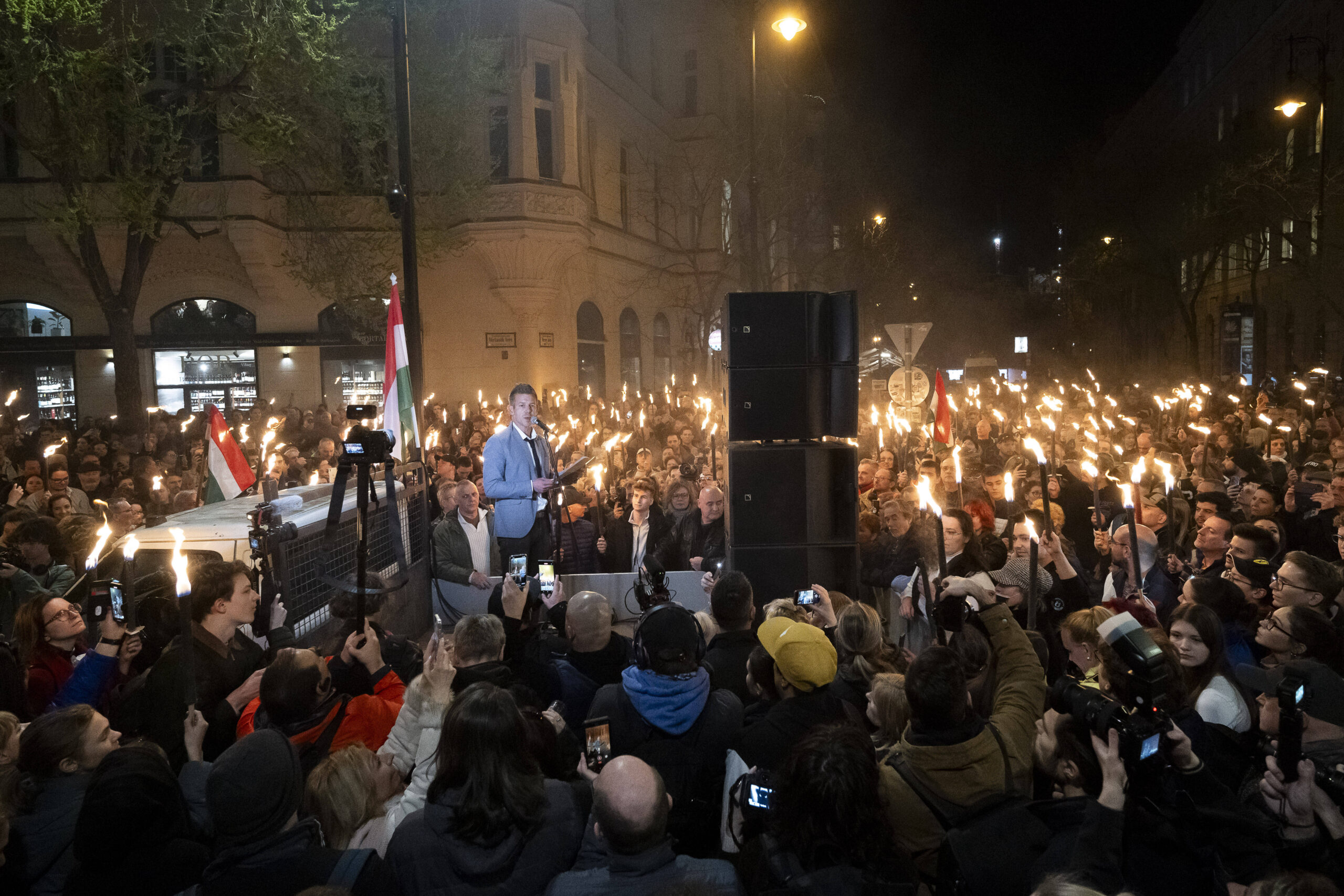 Peter Magyar pronuncia un discurso junto a la plaza Kossut Lajos de Budapest, Hungría, el 26 de marzo de 2024. © AP Photo/Denes Erdos