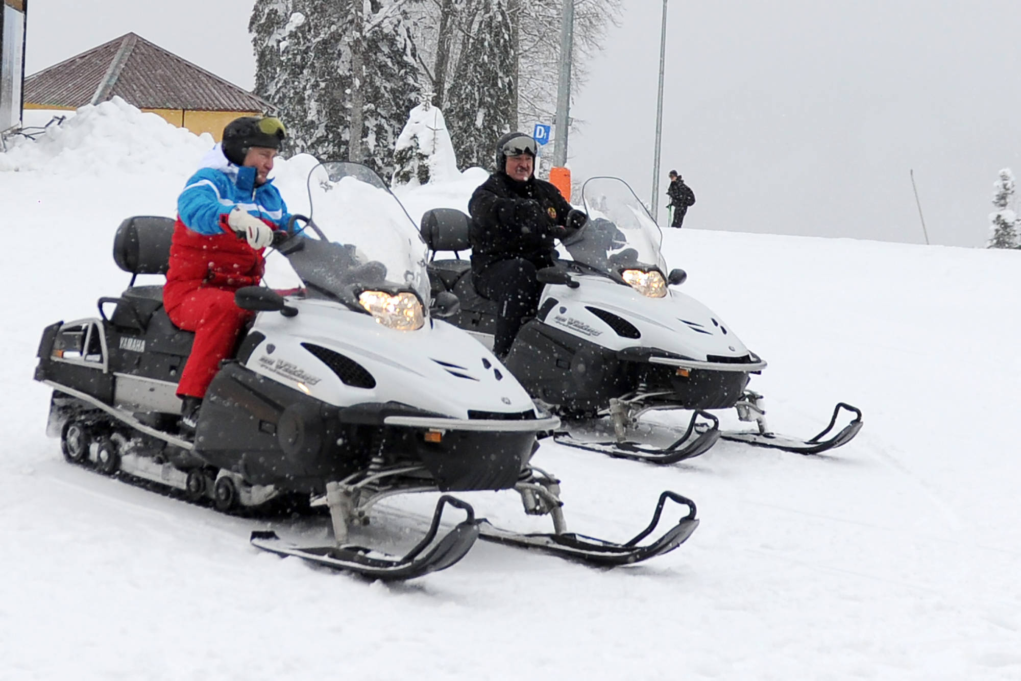 El presidente ruso Vladimir Putin y su homólogo bielorruso Alexander Lukashenko montan en motos de nieve en los terrenos del Centro Turístico de Montaña Gazprom. © Alexei Druzhinin/Oficina Presidencial Rusa de Prensa e Información/TASS/Sipa USA