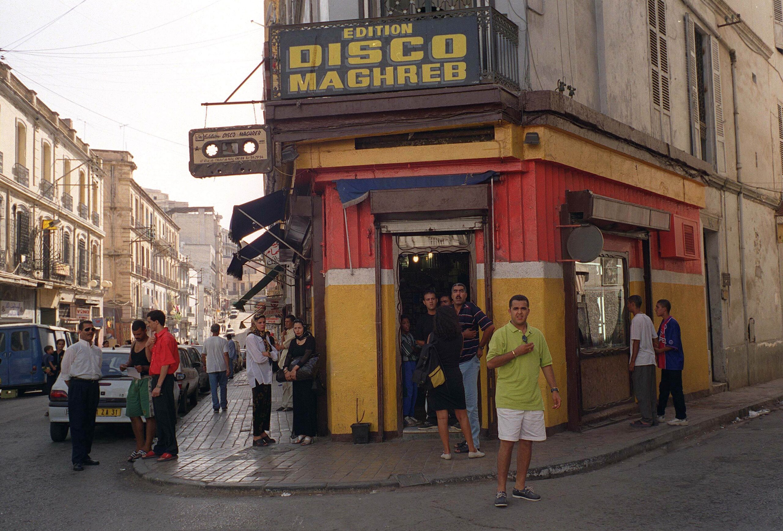 Delante de la tienda Disco Maghreb en los años noventa. © Simone Isabelle/SIPA