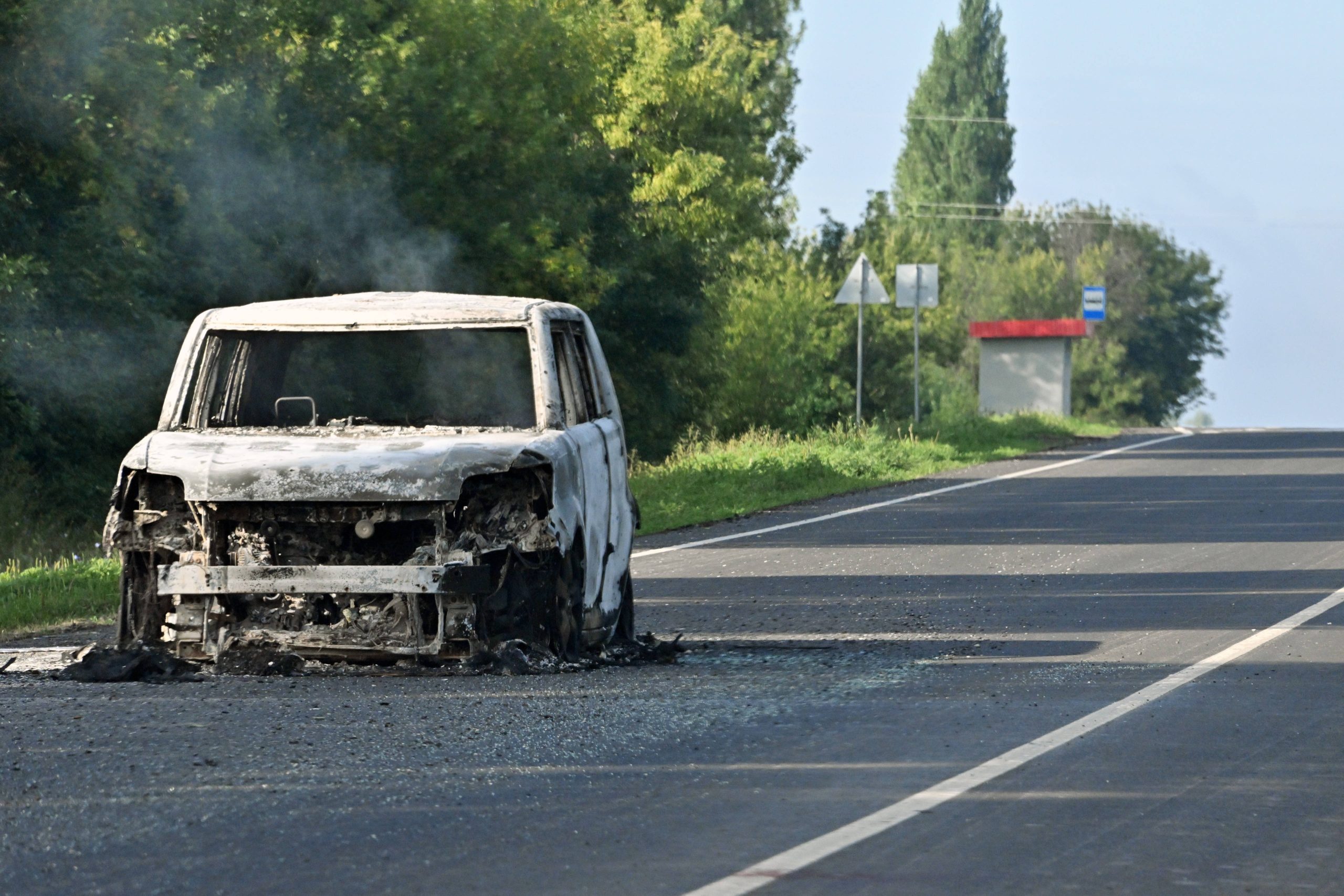 Un coche civil después de un ataque con drones sobre la autopista entre Kursk y Sudzha. © Anatoliy Zhdanov/Kommersant/Sipa USA