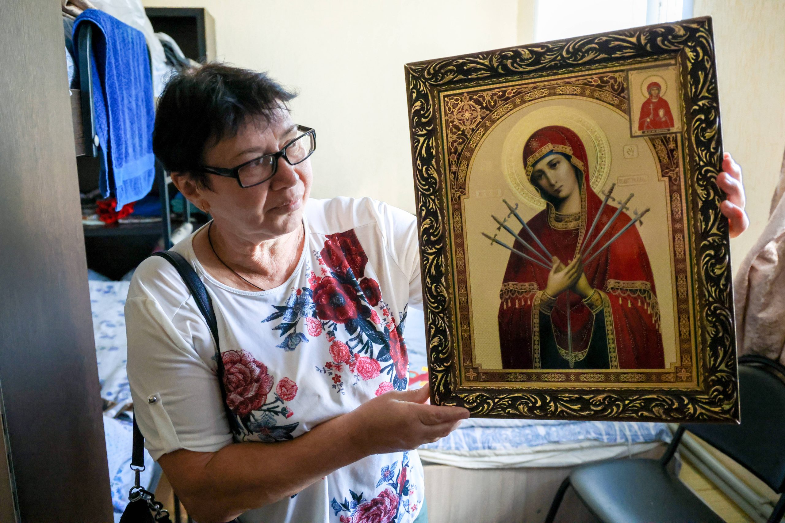 En el centro de alojamiento temporal, una mujer evacuada de la ciudad de Sudzha sostiene un ícono ortodoxo en sus manos en un centro de alojamiento. © Vladimir Gerdo/TASS/Sipa USA