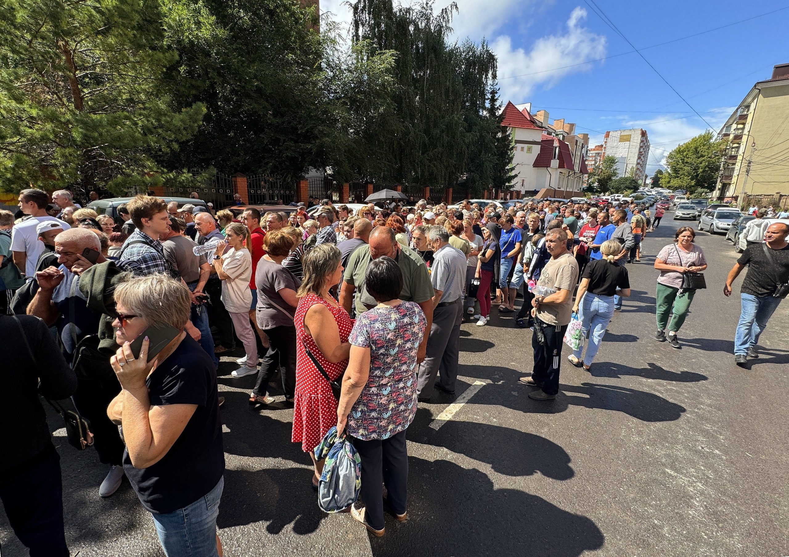 Una fila de habitantes de las zonas fronterizas de la región de Kursk, víctimas de bombardeos, frente a la asociación “La casa de las buenas acciones”. © Aleksander Chernykh/Kommersant/Sipa USA