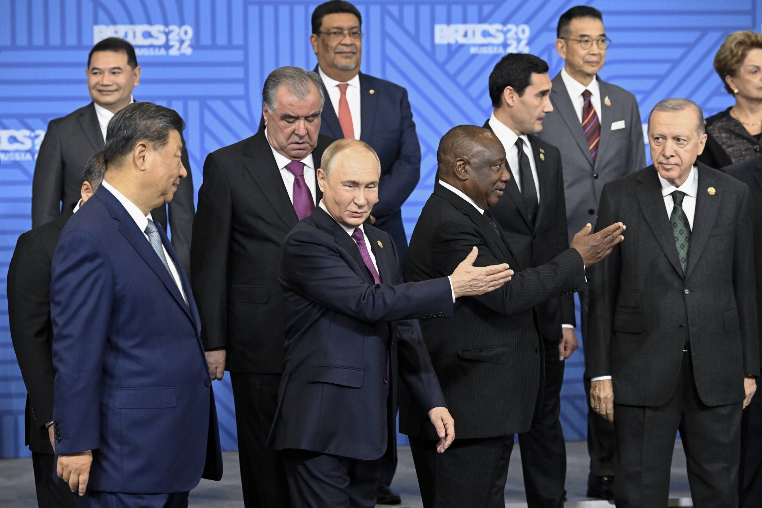 «Sobre el papel, uno de los principales objetivos de Rusia en el seno de los BRICS es reforzar la integración al tiempo que se «desdolarizan» las economías del grupo. Aunque Lula se declaró partidario de «sustituir el dólar estadounidense por las monedas nacionales en el comercio internacional», en realidad no se logró ningún avance significativo en Kazán.» © Alexander Nemenov, Pool Photo vía AP