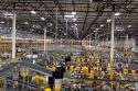 Ken Loach et Paul Laverty parlent d'Amazon entrepôt GAFAM chaîne machines automatisation