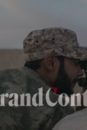 soldat guerre libye champ de bataille observe jumelles