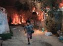 Photo enfant camp de réugiés « Ces flammes doivent nous alerter » : un témoignage depuis les camps en feu migrants Grèce île de Lesbos migrations Libye Covid-19