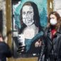 Photo street art Joconde masquée masques La deuxième vague à l'échelle pertinente UE lutte contre la pandémie de Covid-19 Union européenne confinement gestion sanitaire mesures restrictives masques admissions en réanimation morts santé publique