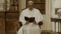 Image Pape François lecture de la Bible Fragments de la doctrine d'un pape global encyclique Église religion doctrines écologie réfugiés vie sociale politique