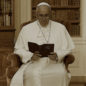 Image Pape François lecture de la Bible Fragments de la doctrine d'un pape global encyclique Église religion doctrines écologie réfugiés vie sociale politique