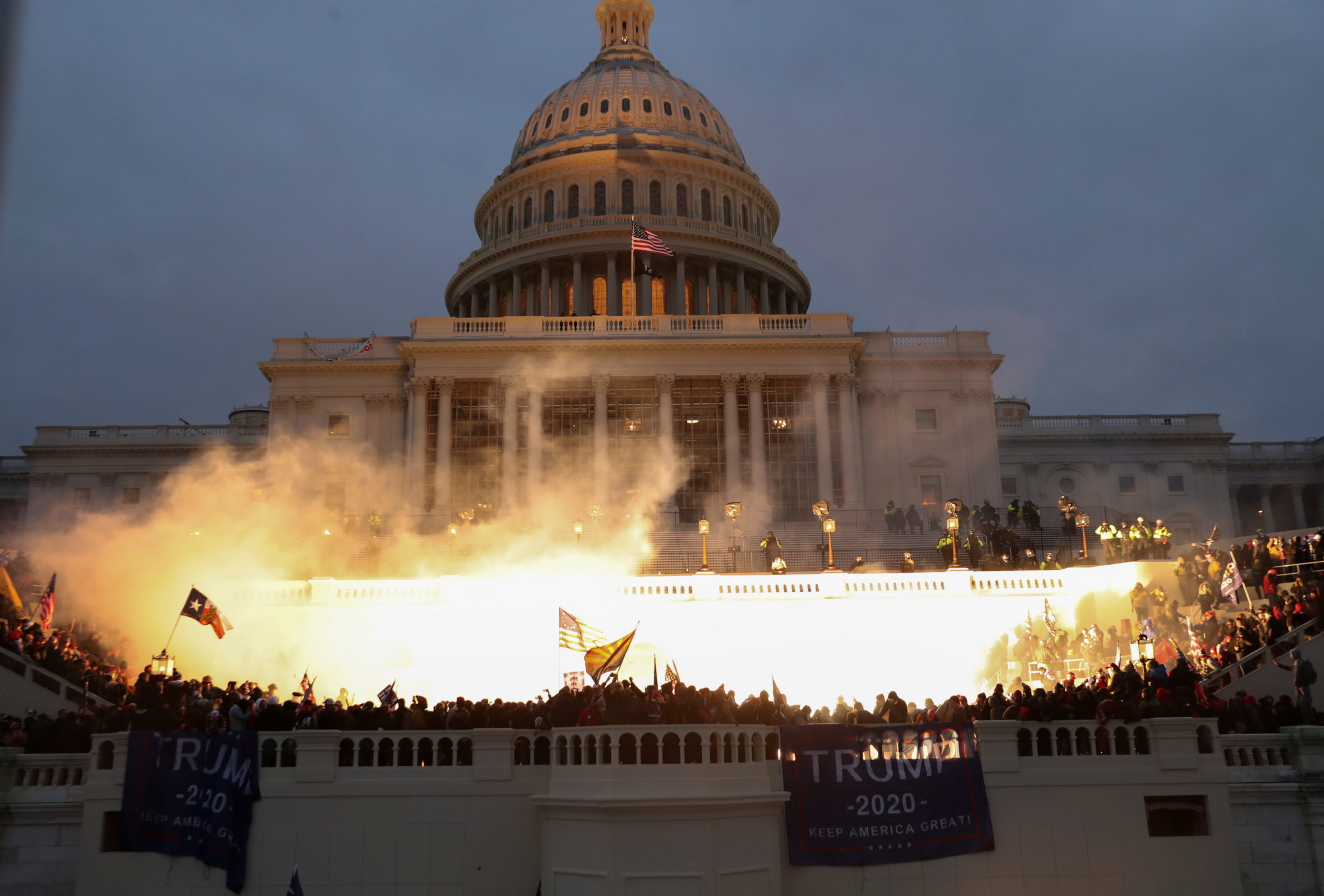 « L'émotion qui fonde QAnon, c'est la méfiance contre les institutions et  les élites »