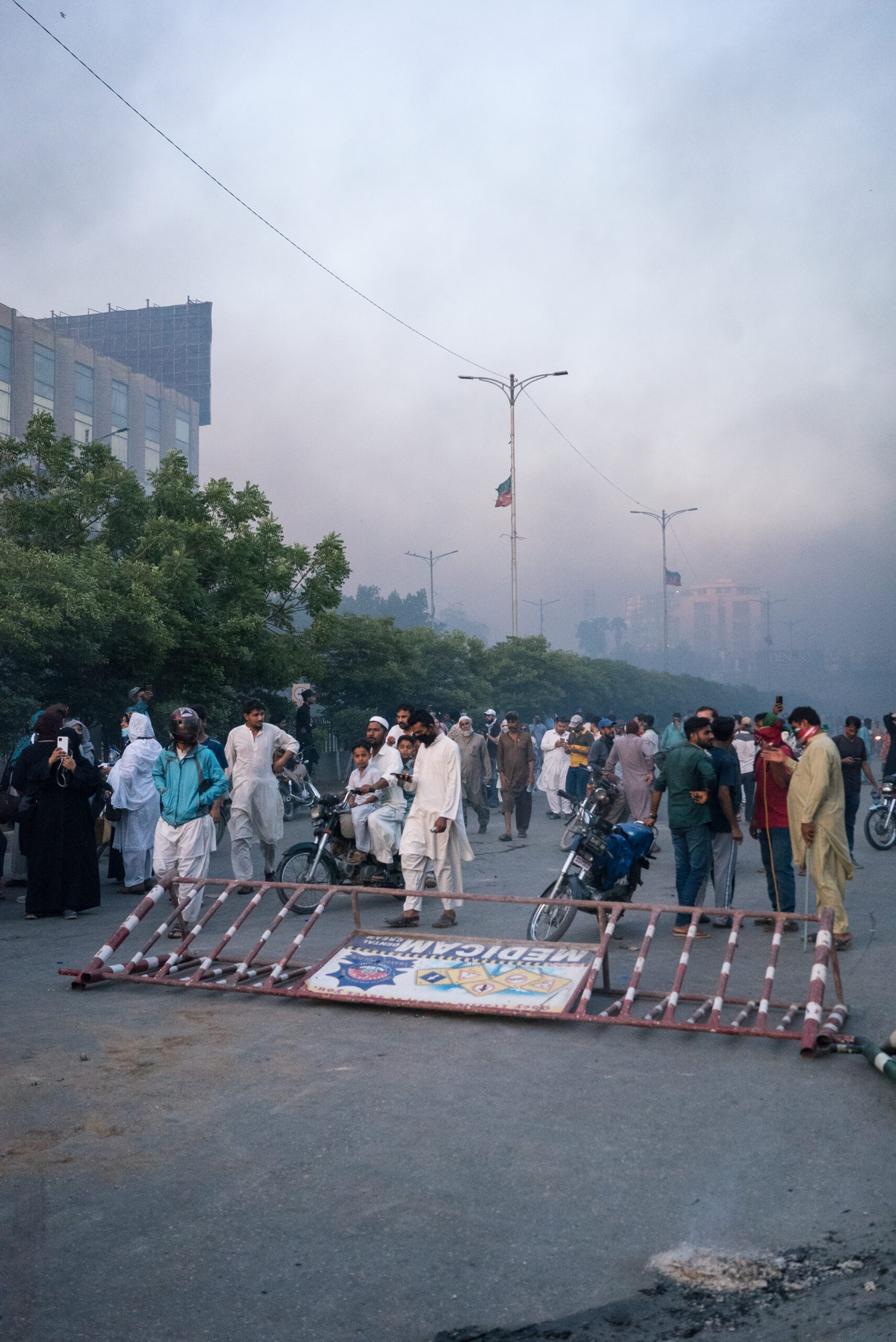 Partisans du PTI bloquant l'avenue Sharah-e-Faisal, Karachi, 9 mai. © Laurent Gayer