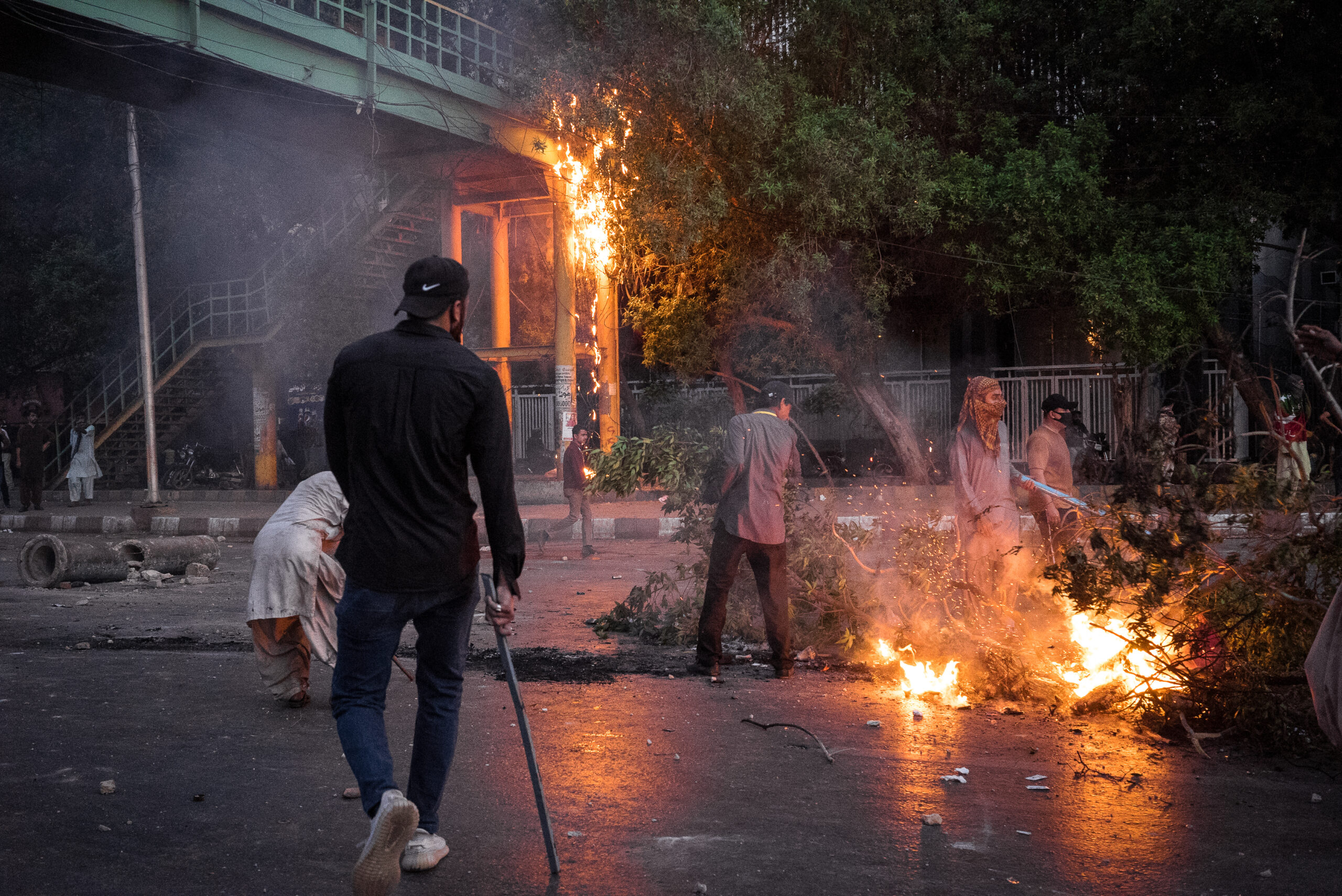 Barricade enflammée par les partisans du PTI, Karachi, 9 mai. © Laurent Gayer