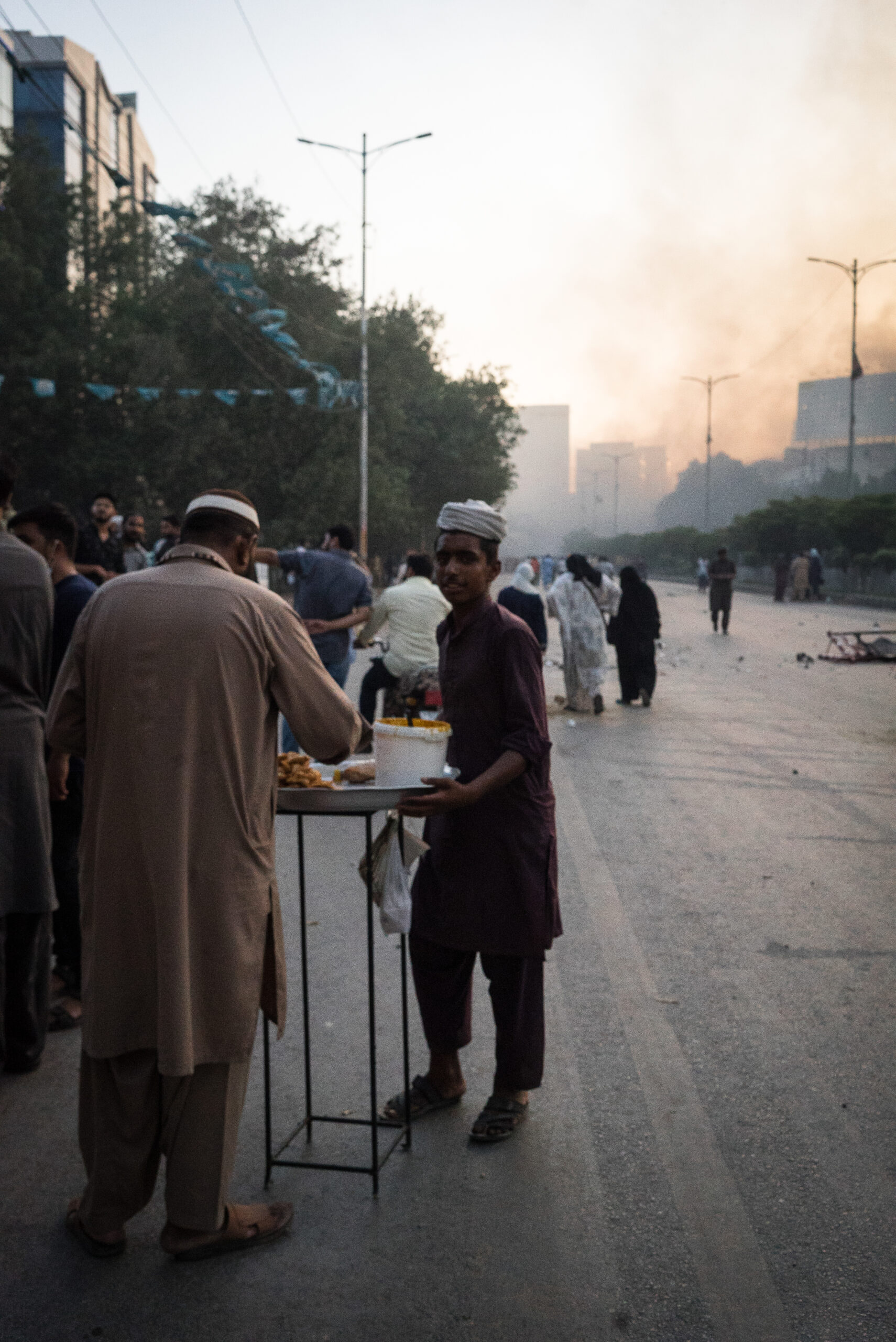 Partisan du PTI dégustant des samosas en marge de la manifestation du 9 mai à Karachi. © Laurent Gayer