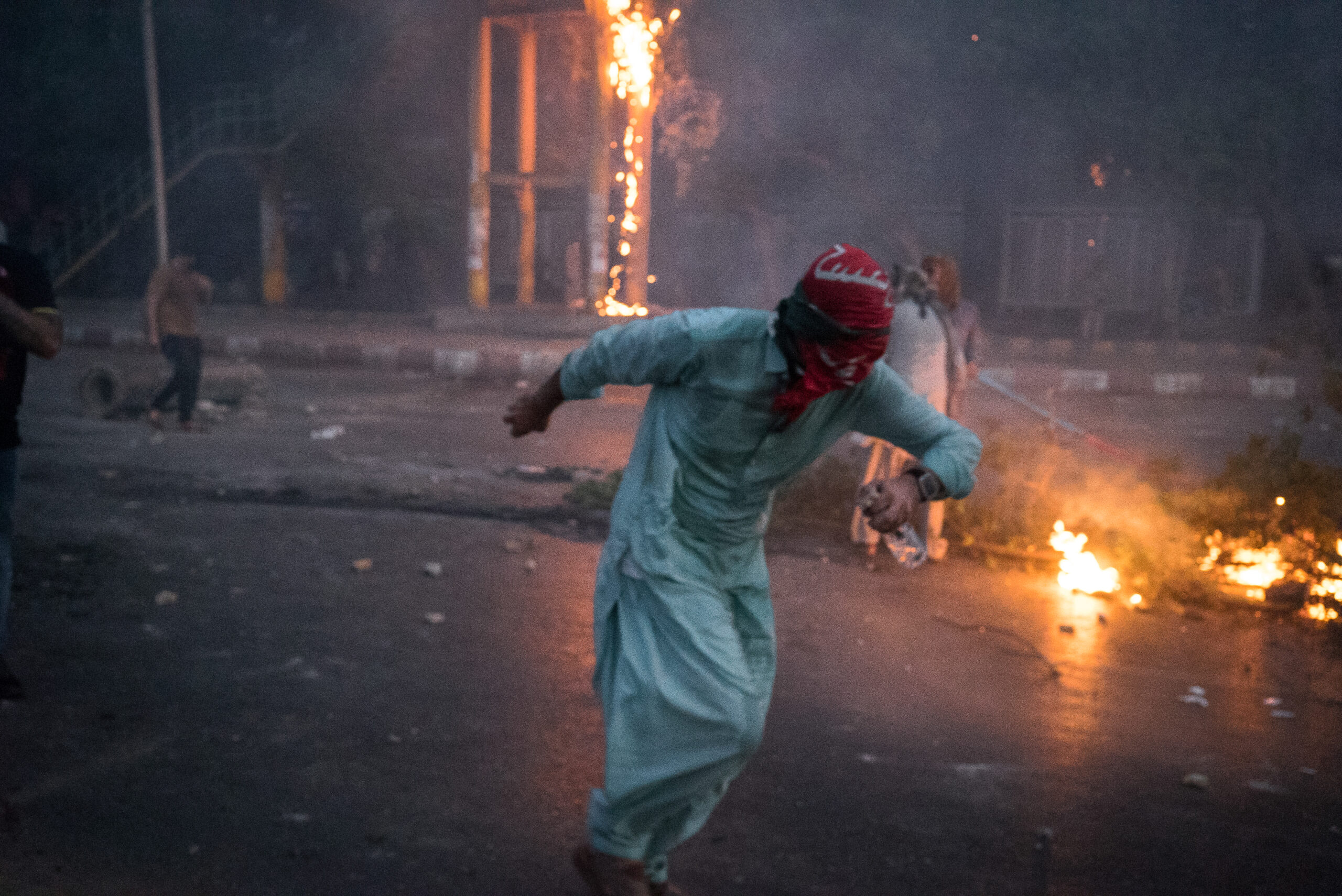 Partisan du PTI masqué par un foulard aux couleurs du parti, Karachi, 9 mai. © Laurent Gayer