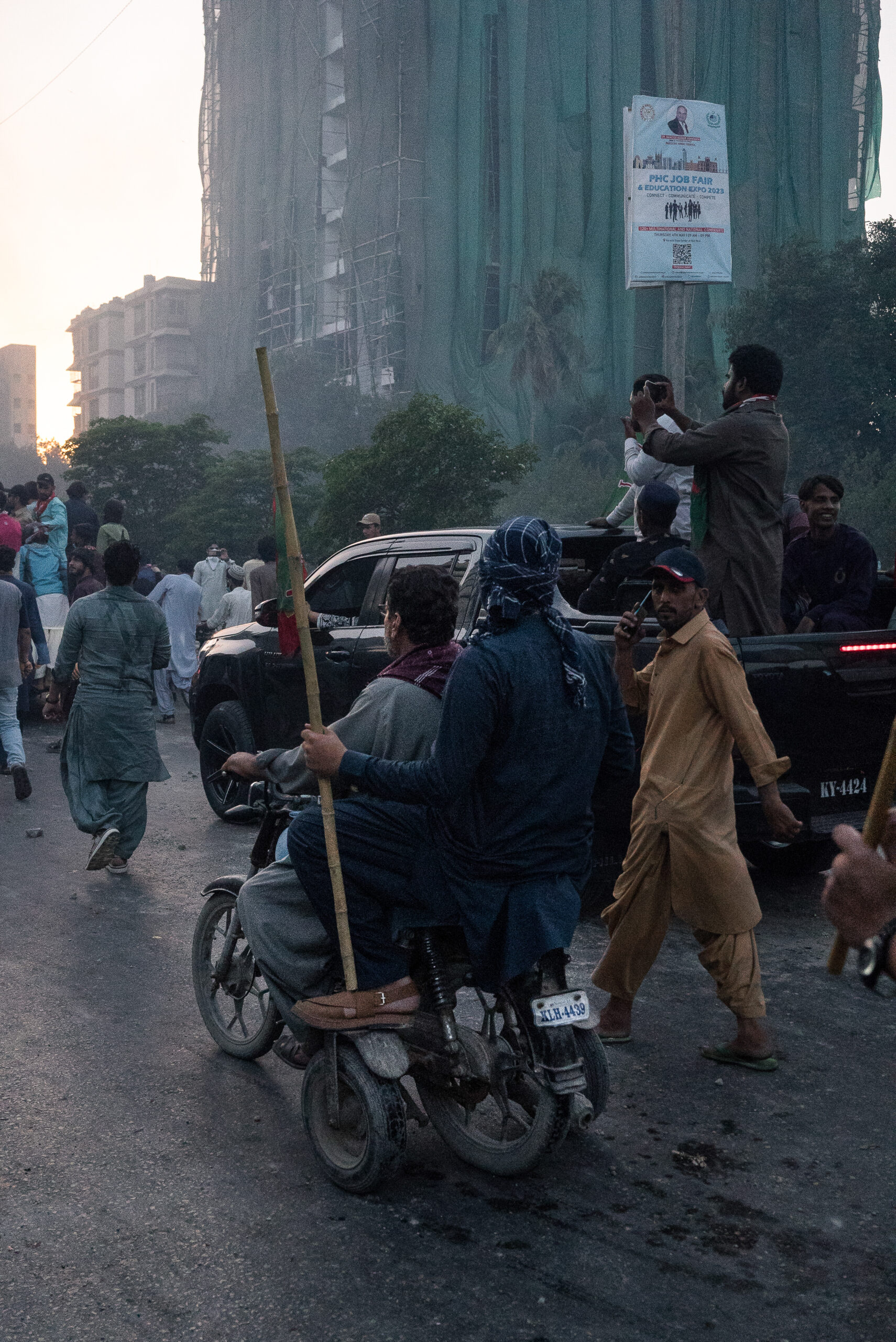 Partisans du PTI brandissant des lathi et des lances de bambou, Karachi, 9 mai. © Laurent Gayer