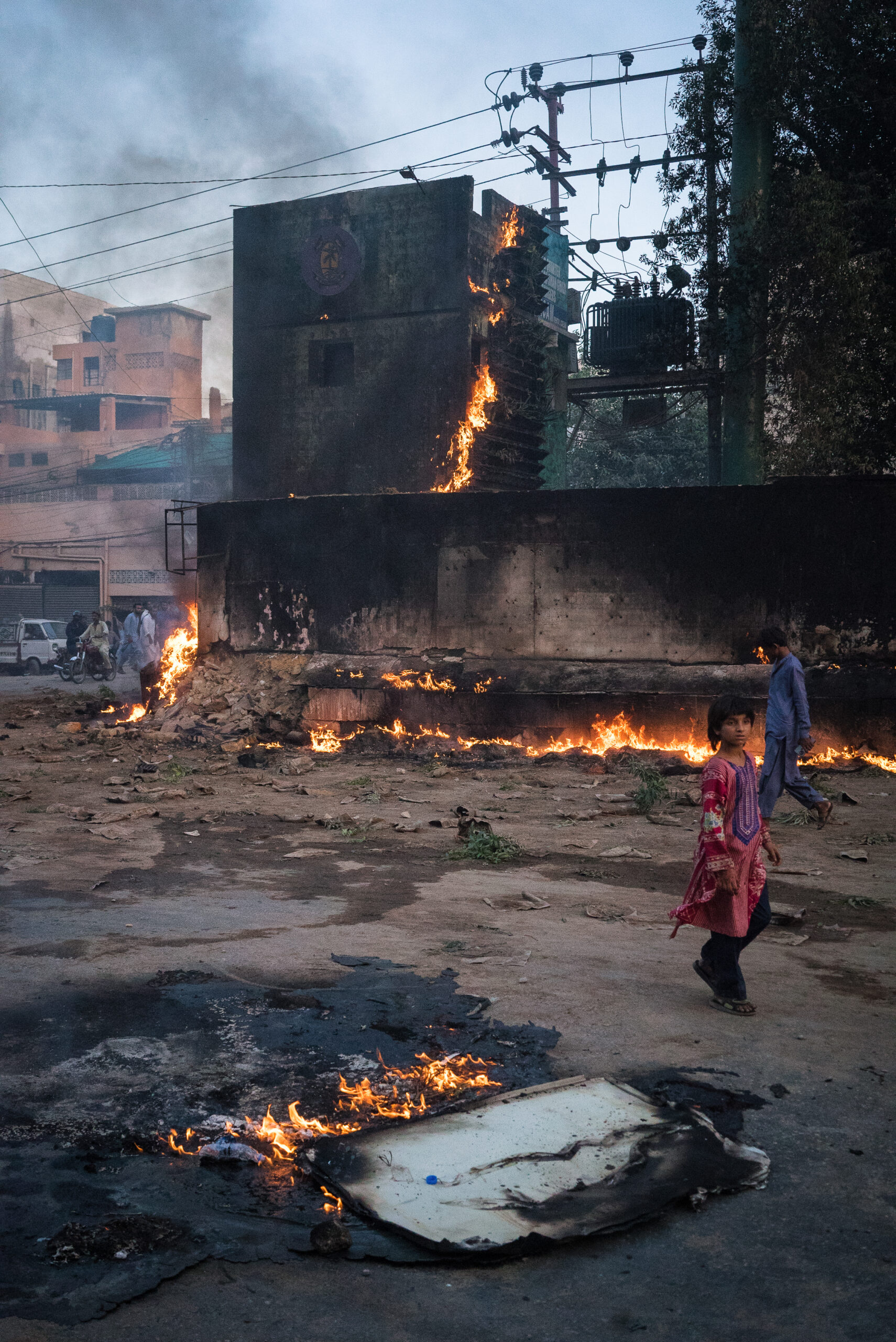 Chowki des Rangers du Sindh incendié par les partisans du PTI, Karachi, 9 mai. © Laurent Gayer