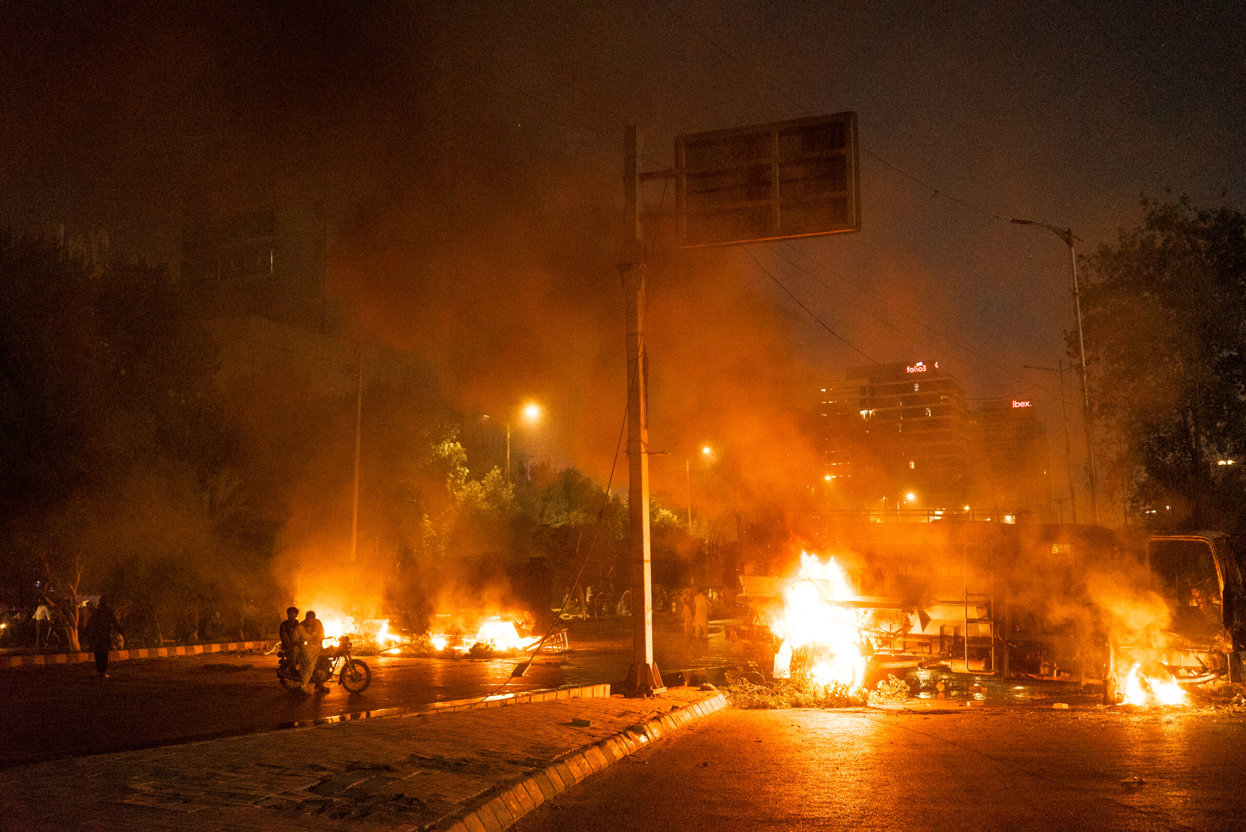 Camions-citernes du Water Board incendiés par les manifestants, Karachi, 9 mai. © Laurent Gayer