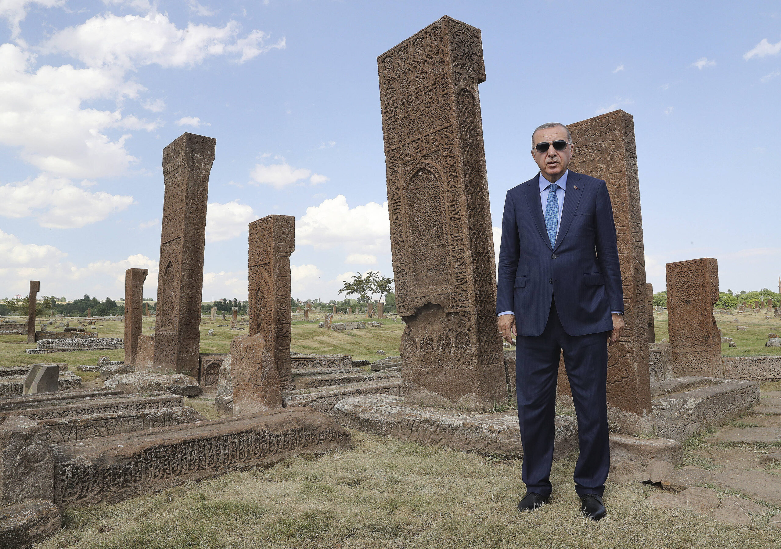 Le président turc Recep Tayyip Erdogan pose pour des photos au cimetière historique seldjoukide d'Ahlat lors d'une cérémonie marquant le 948e anniversaire de la bataille de Manzikert dans la province de Mus, dans l'est de la Turquie, lundi 26 août 2019.  Les Seldjoukides turcs ont battu les forces byzantines lors de la bataille de Manzikert (aujourd'hui Malazgirt, en Turquie) en 1071, gagnant l'entrée en Anatolie et ouvrant la route vers l'Europe. © Presidential Press Service via AP, Pool
