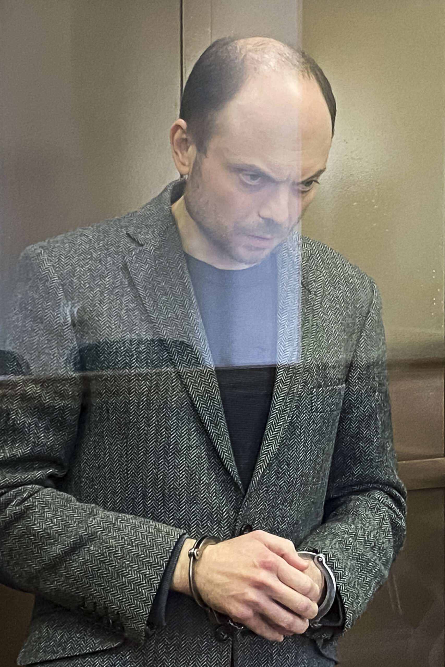 Sur cette photo diffusée par le tribunal de Moscou, le militant de l'opposition russe Vladimir Kara-Murza se tient dans une cage de verre dans une salle d'audience du tribunal de Moscou, le lundi 17 avril 2023. The Moscow City Court via AP