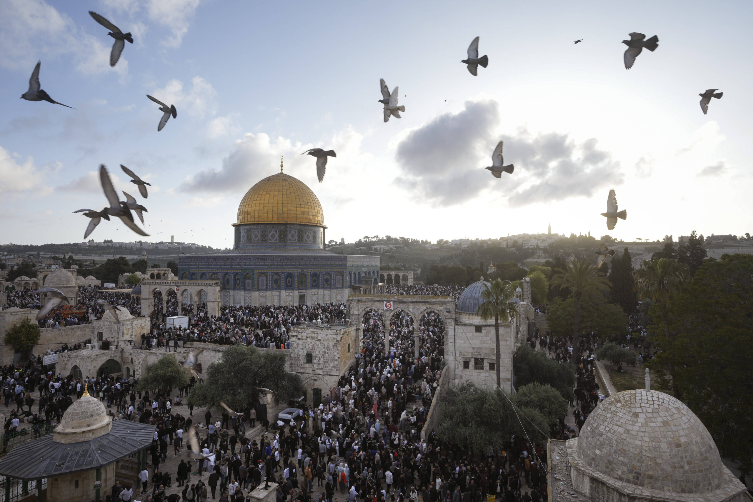 Des Palestiniens assistent aux célébrations de l'Aïd al-Fitr près du Dôme du Rocher, dans l'enceinte de la mosquée Al Aqsa, dans la vieille ville de Jérusalem, le vendredi 21 avril 2023. (AP Photo/Mahmoud Illean)