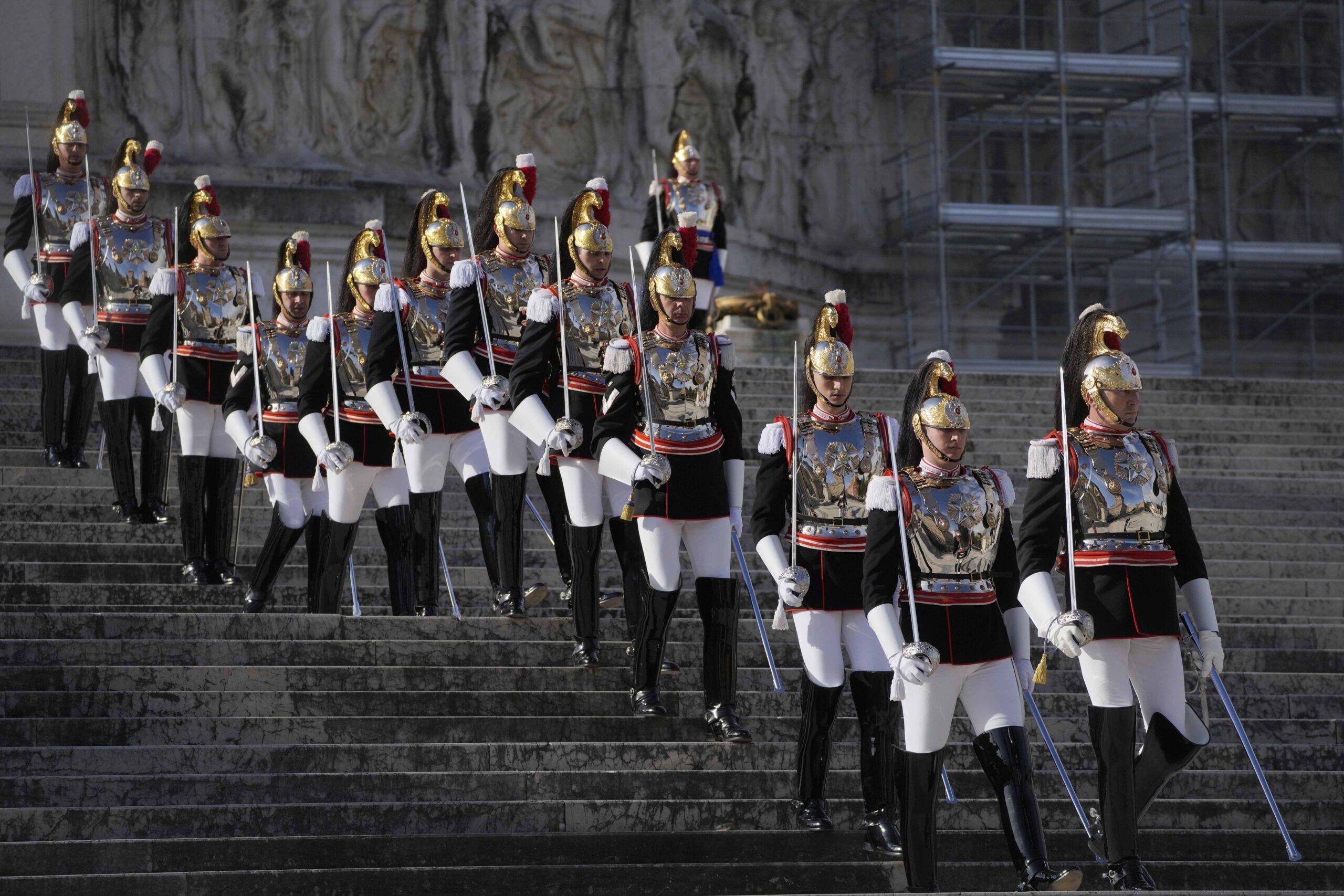 La garde présidentielle des cuirassiers descend les marches du monument au soldat inconnu lors d'une cérémonie marquant le jour de la libération de l'Italie, à Rome, le mardi 25 avril 2023 © AP Photo/Gregorio Borgia