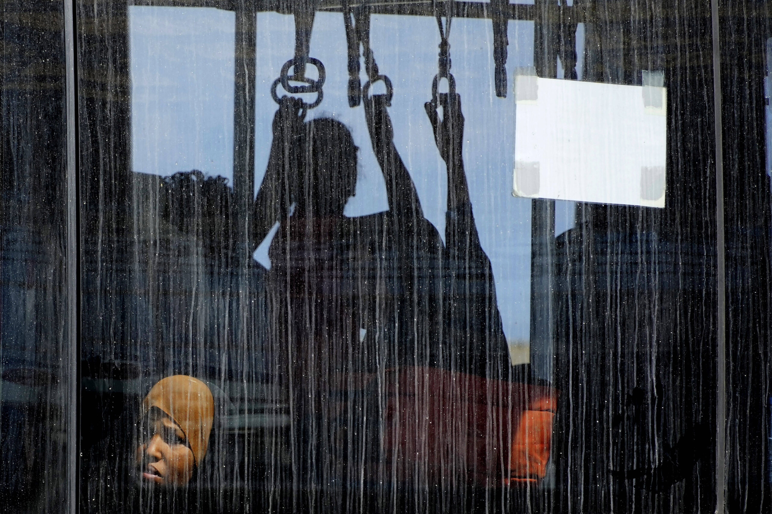 Une personne évacuée du Soudan est assise dans une navette après son arrivée avec un avion de transport militaire britannique à l'aéroport de Larnaca, à Chypre, le jeudi 27 avril 2023. Environ 140 personnes, dont des Britanniques et d'autres citoyens de pays de l'Union européenne, sont arrivées à Chypre après avoir été évacuées du Soudan. © AP Photo/Petros Karadjias