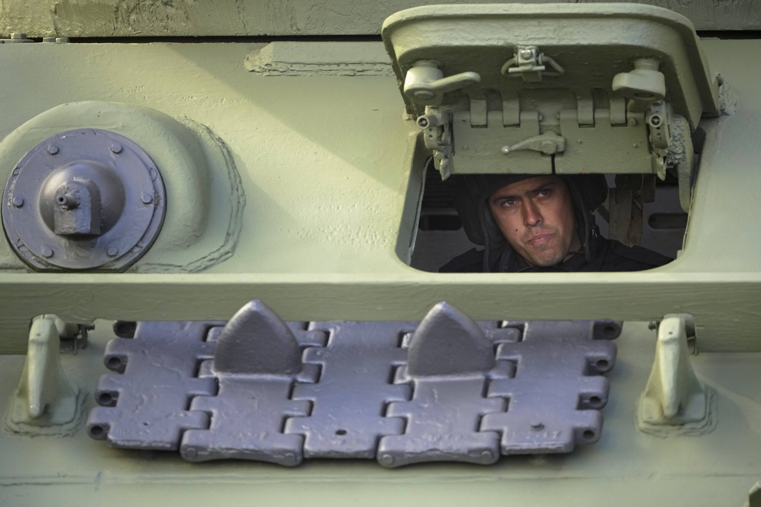 Le conducteur d'un char T-34 de l'armée soviétique datant de la Seconde Guerre mondiale regarde avant le défilé militaire du Jour de la Victoire sur la place Dvortsovaya (Palais) pour célébrer le 78e anniversaire de la victoire de la Seconde Guerre mondiale, à Saint-Pétersbourg, en Russie, le mardi 9 mai 2023. © AP Photo/Dmitri Lovetsky