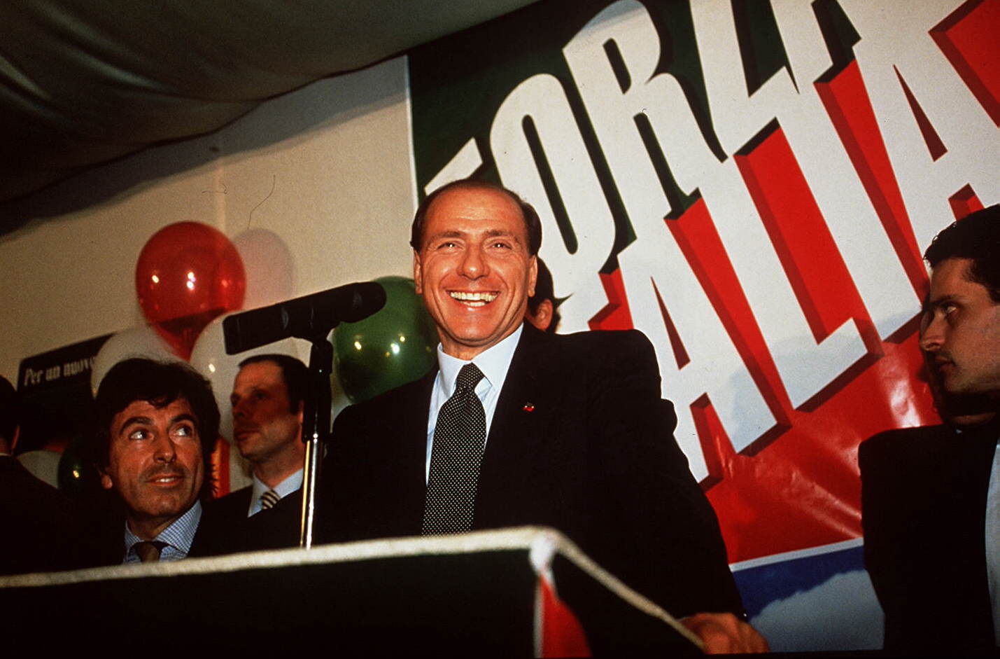Silvio Berlusconi, leader de «Forza Italia», en pleine campagne électorale pour les élections législatives. Rome, le 23 mars 1994. © MALANCA ETTORE/SIPA