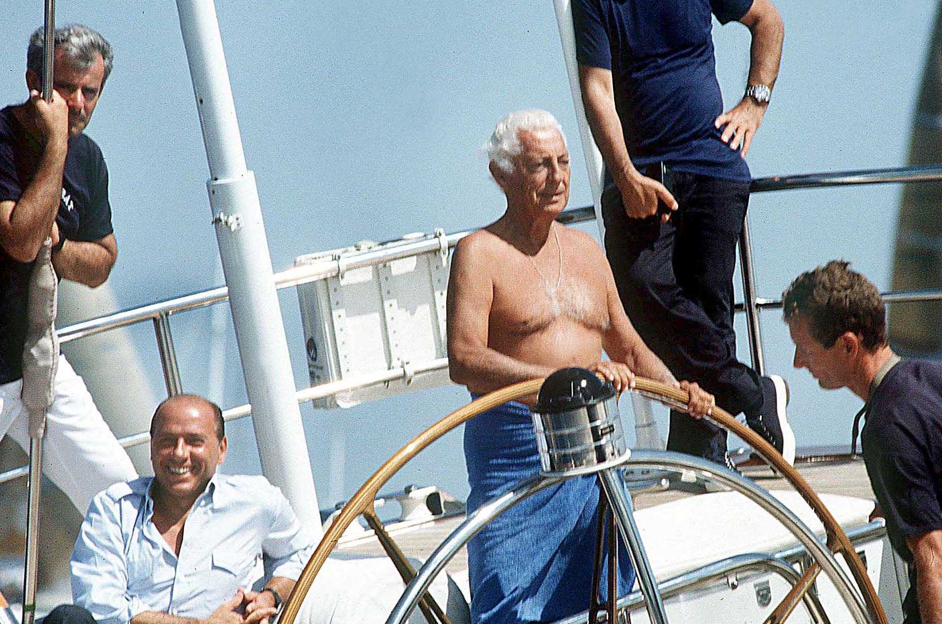 Gianni Agnelli, président de Fiat, à la tête du yacht «Extra Beat» avec Silvio Berlusconi. © OLYMPIA/SIPA