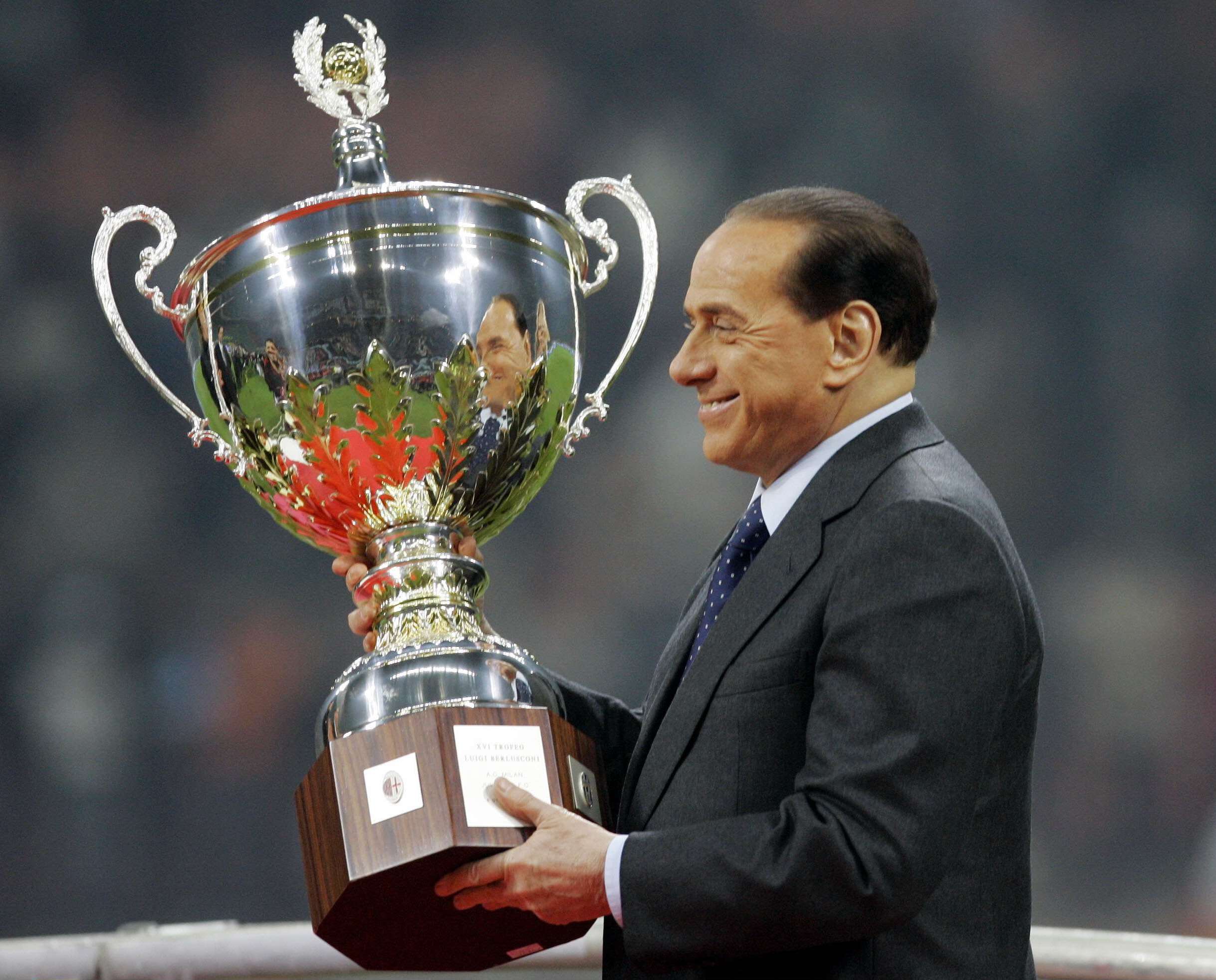 Le président de l'AC Milan, Silvio Berlusconi, tient la coupe après le match d'exhibition «Trofeo Berlusconi» entre l'AC Milan et la Juventus, joué au stade San Siro de Milan le samedi 6 janvier 2007. © ALBERTO PELLASCHIAR/AP/SIPA
