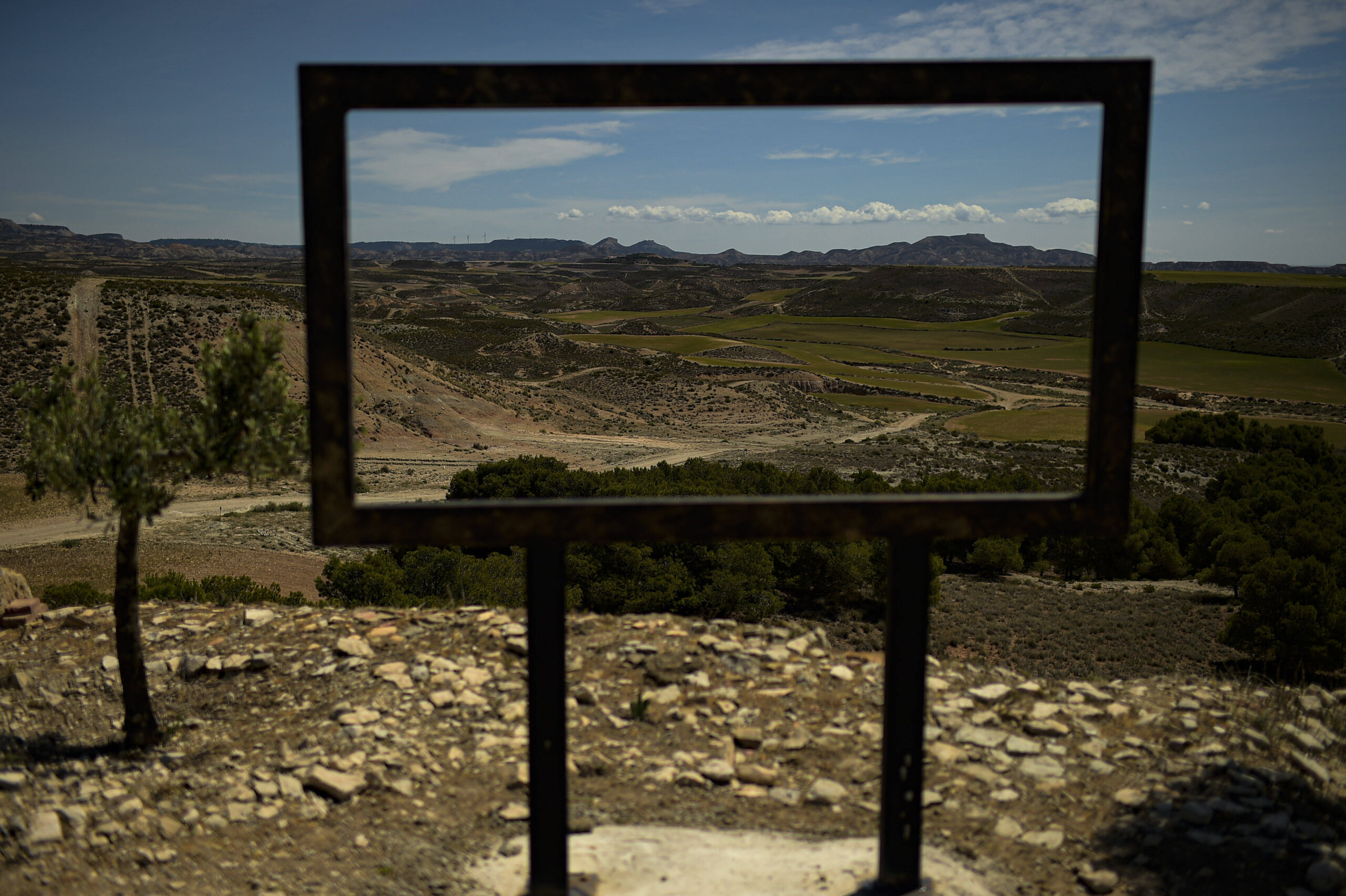 Une vue des terres agricoles touchées par la sécheresse à Fustinana, à environ 110 km au sud de Pampelune, dans le nord de l'Espagne, le vendredi 5 mai 2023. Le manque de pluie affecte considérablement le débit de l'Ebre et les champs. © AP Photo/Alvaro Barrientos