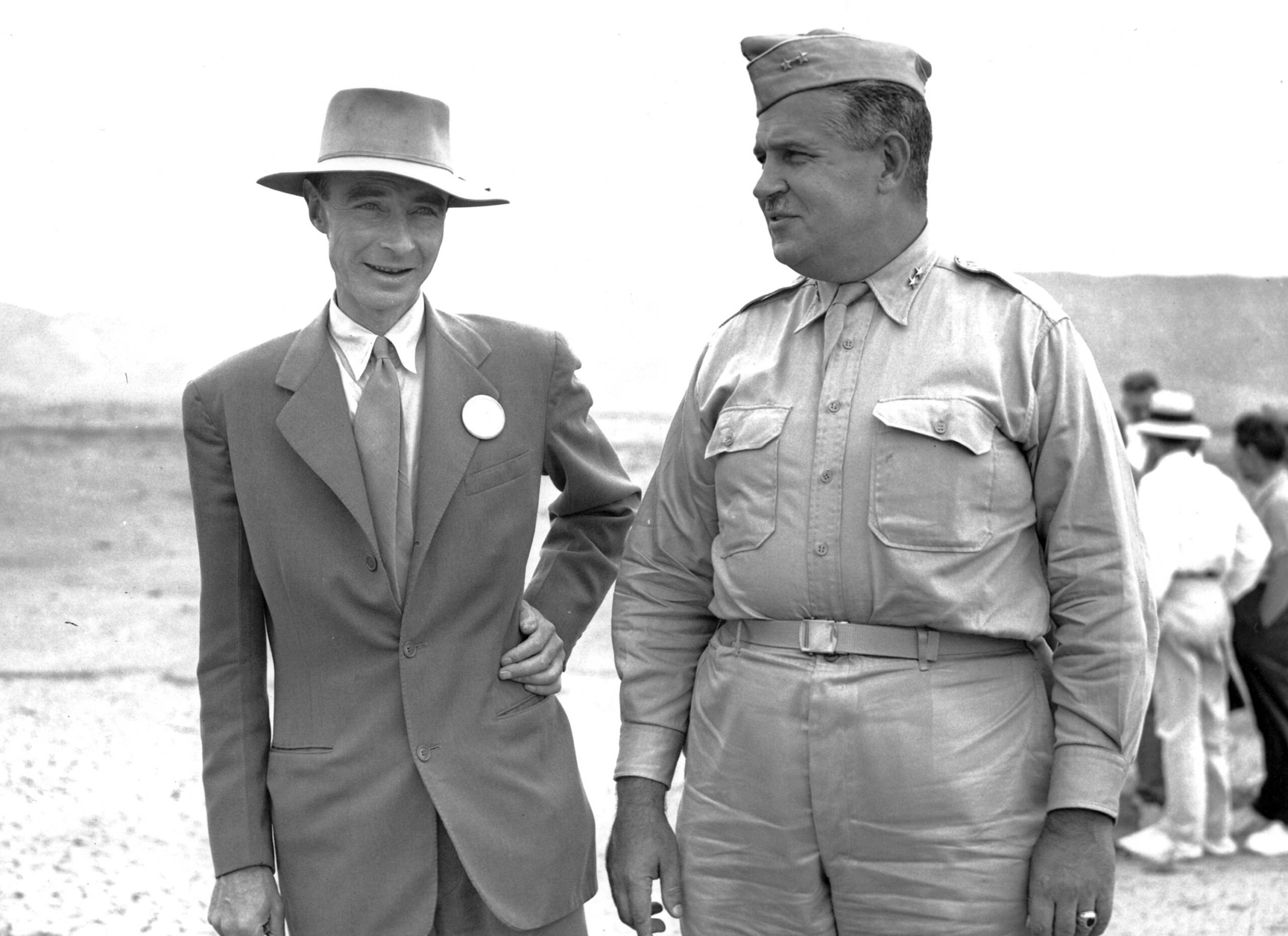 Le général John Leslie R. Groves, à droite, et le Dr J. Robert Oppenheimer inspectent la base d'une tour sur le site de l'explosion de la bombe atomique le 9 septembre 1945. © AP Photo, File