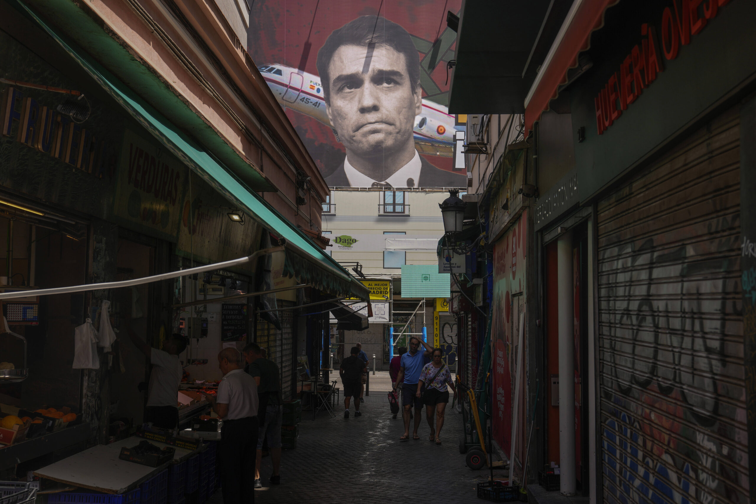 Une affiche électorale géante est affichée depuis un bâtiment avec une image de Pedro Sánchez. © Paul White/AP/SIPA