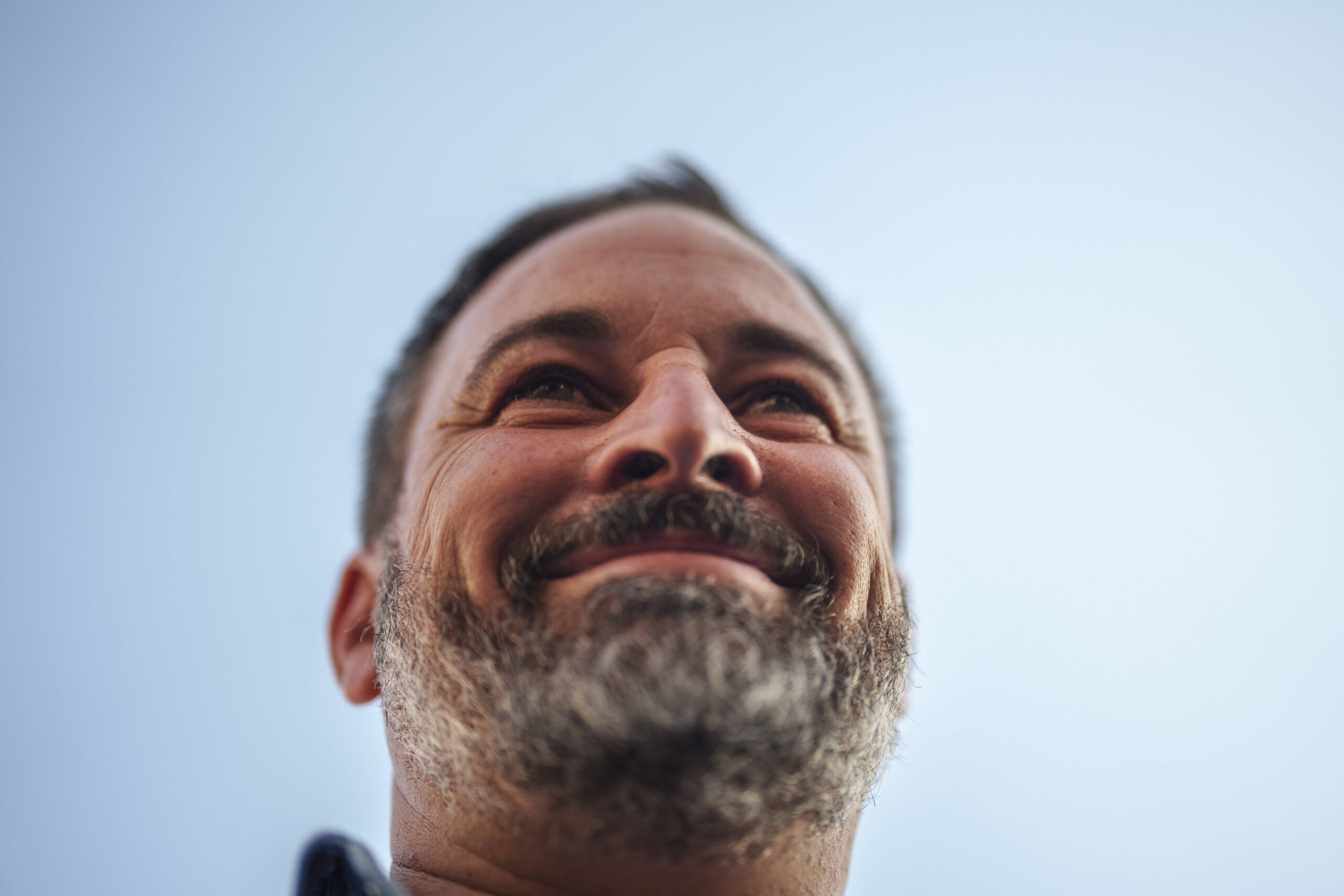 Santiago Abascal, leader du parti d'extrême droite VOX, participe à la campagne électorale à Guadalajara, Espagne, le samedi 15 juillet 2023. © AP Photo/Manu Fernandez