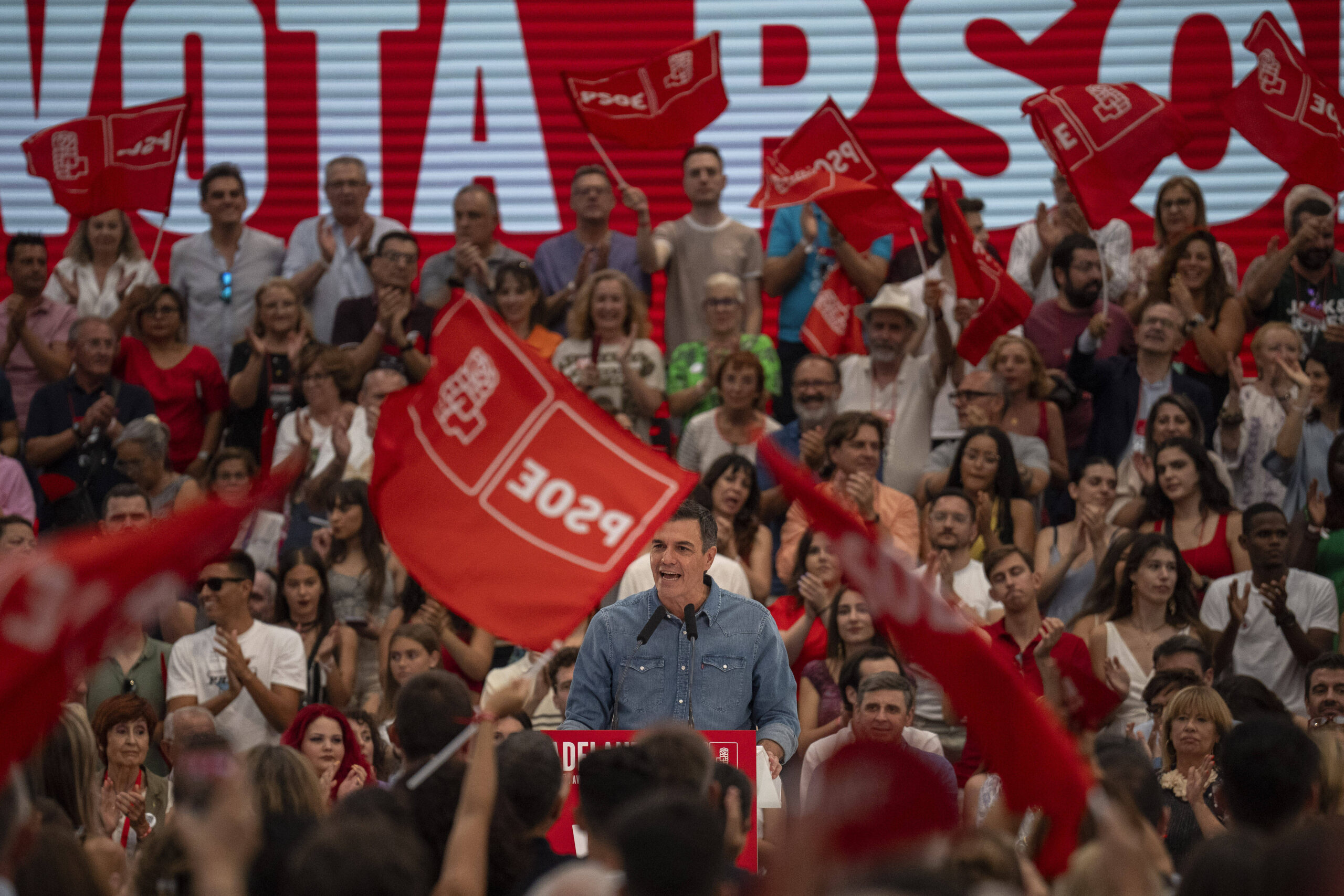 Le Premier ministre espagnol et candidat du Parti socialiste ouvrier Pedro Sánchez prononce un discours devant ses partisans lors d'une réunion de clôture de campagne à Madrid, Espagne, vendredi 21 juillet 2023. © AP Photo/Emilio Morenatti