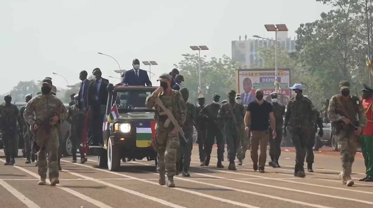 Des mercenaires russes protégeant le convoi du président centrafricain Touadéra, février 2022. © Clément Di Roma/VOA