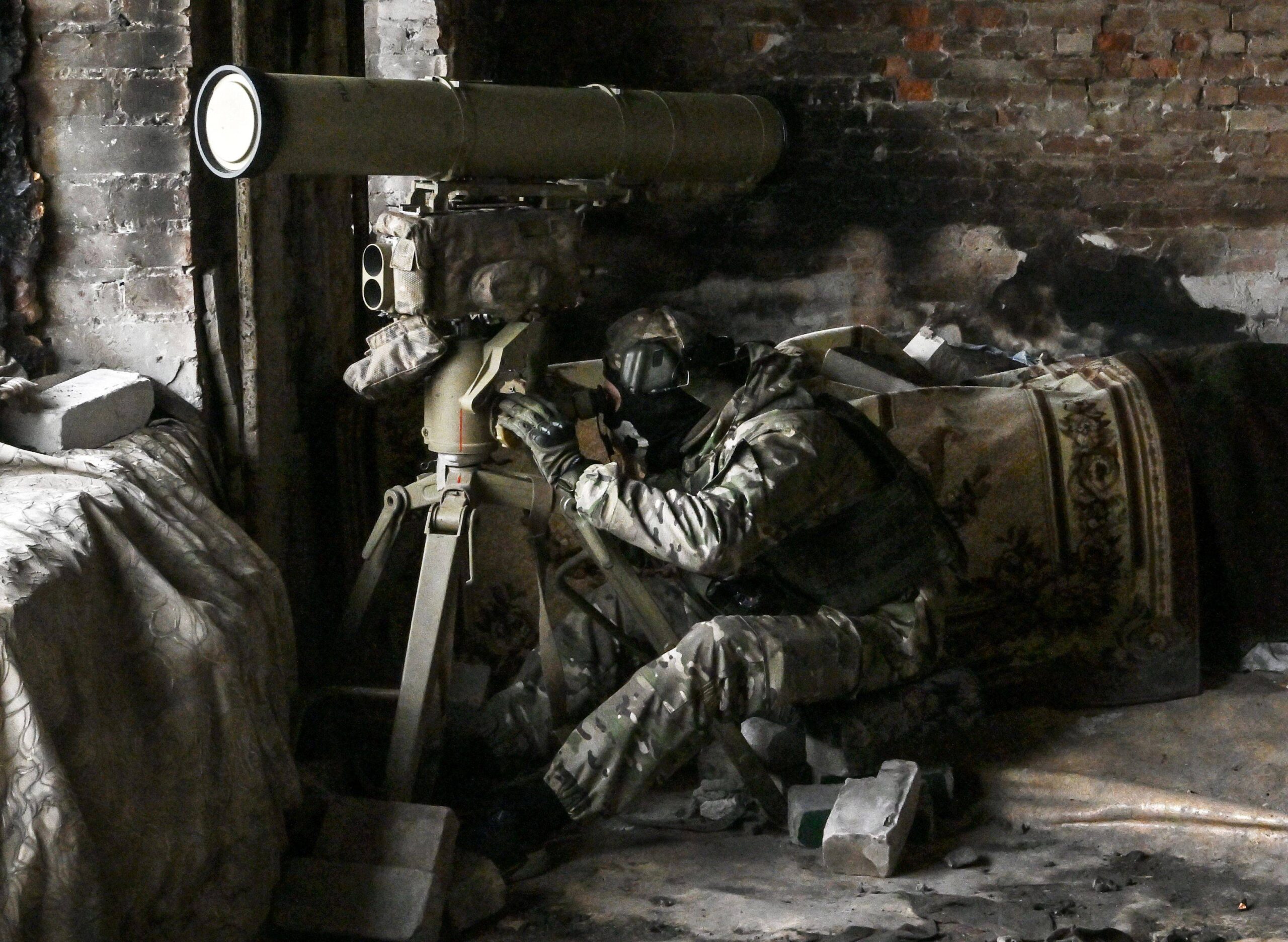Un mercenaire de Wagner tire un missile antichar Kornet en direction des positions ukrainiennes. © Evgeny Biyatov/SPUTNIK/SIPA