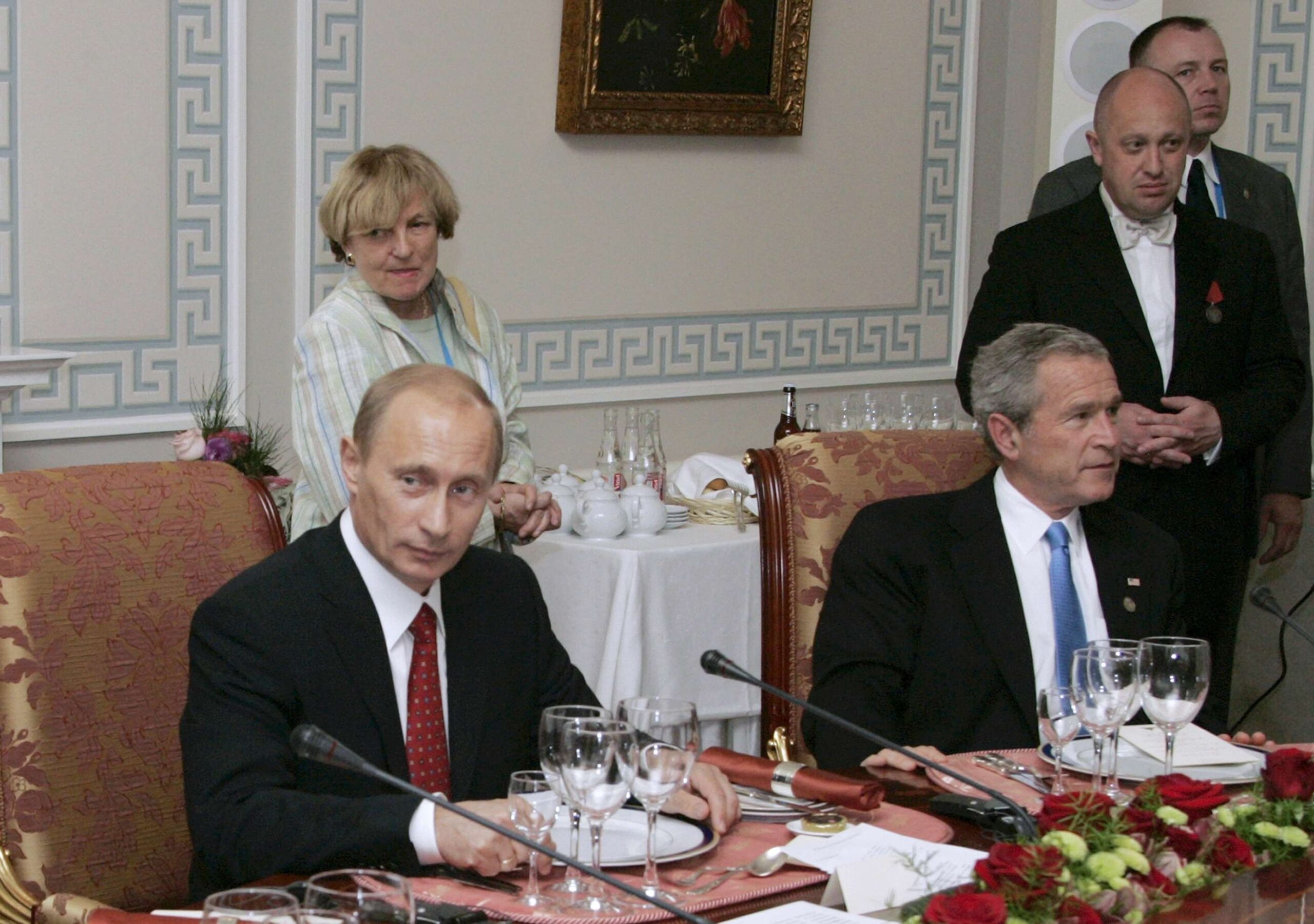 Evgueni Prigojine derrière George Bush le 19 juillet 2006. © Sergei Zhukov/AP/SIPA