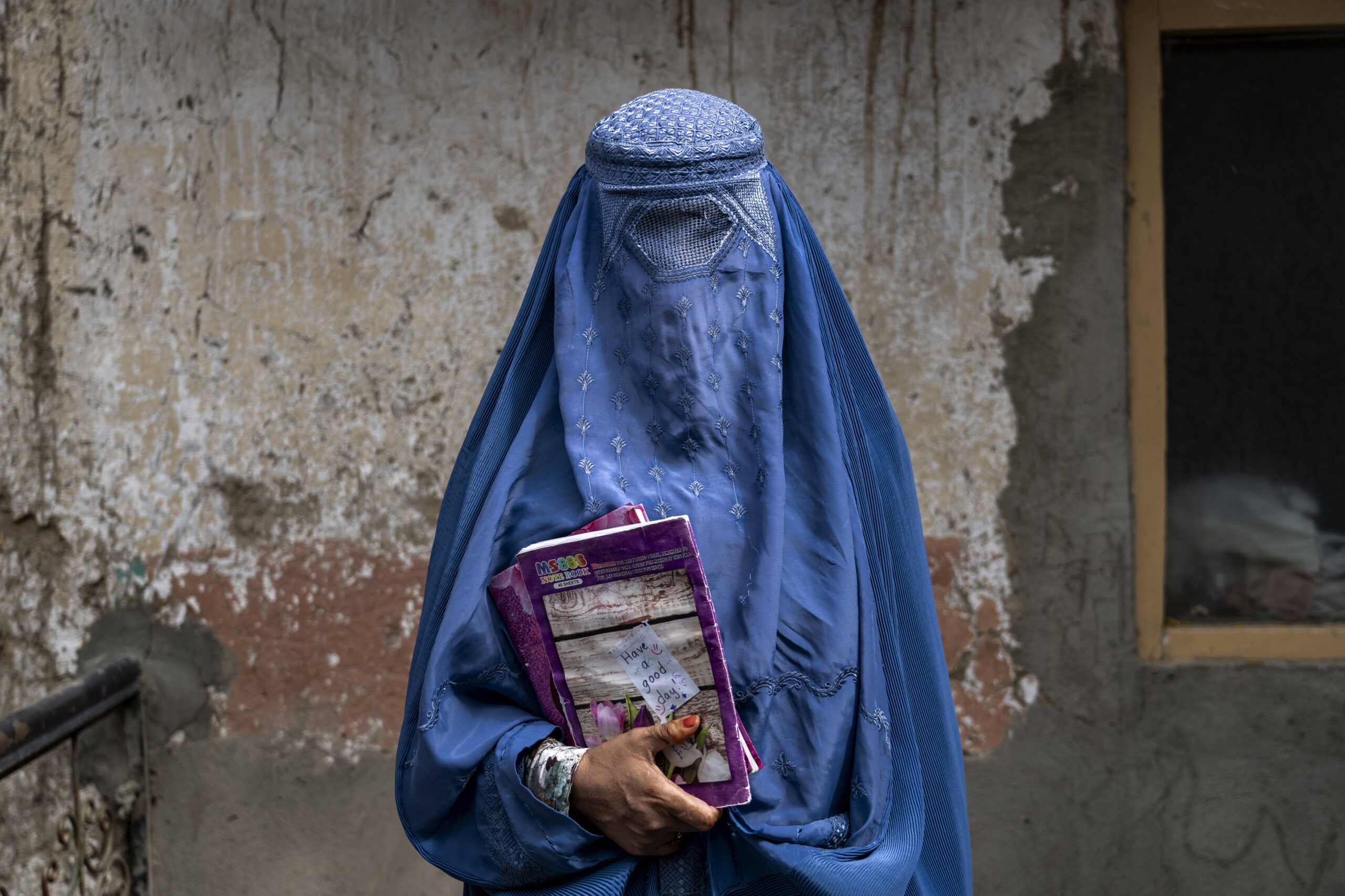 Arefeh, une Afghane de 40 ans, quitte une école clandestine à Kaboul, en Afghanistan, le samedi 30 juillet 2022. Elle fréquente cette école clandestine avec sa fille qui n'a pas le droit d'aller à l'école publique. Comme rien n'indique que les talibans au pouvoir les autoriseront à retourner à l'école, certaines jeunes filles et certains parents tentent de trouver des moyens d'empêcher l'éducation d'être bloquée pour une génération de jeunes femmes. © AP Photo/Ebrahim Noroozi