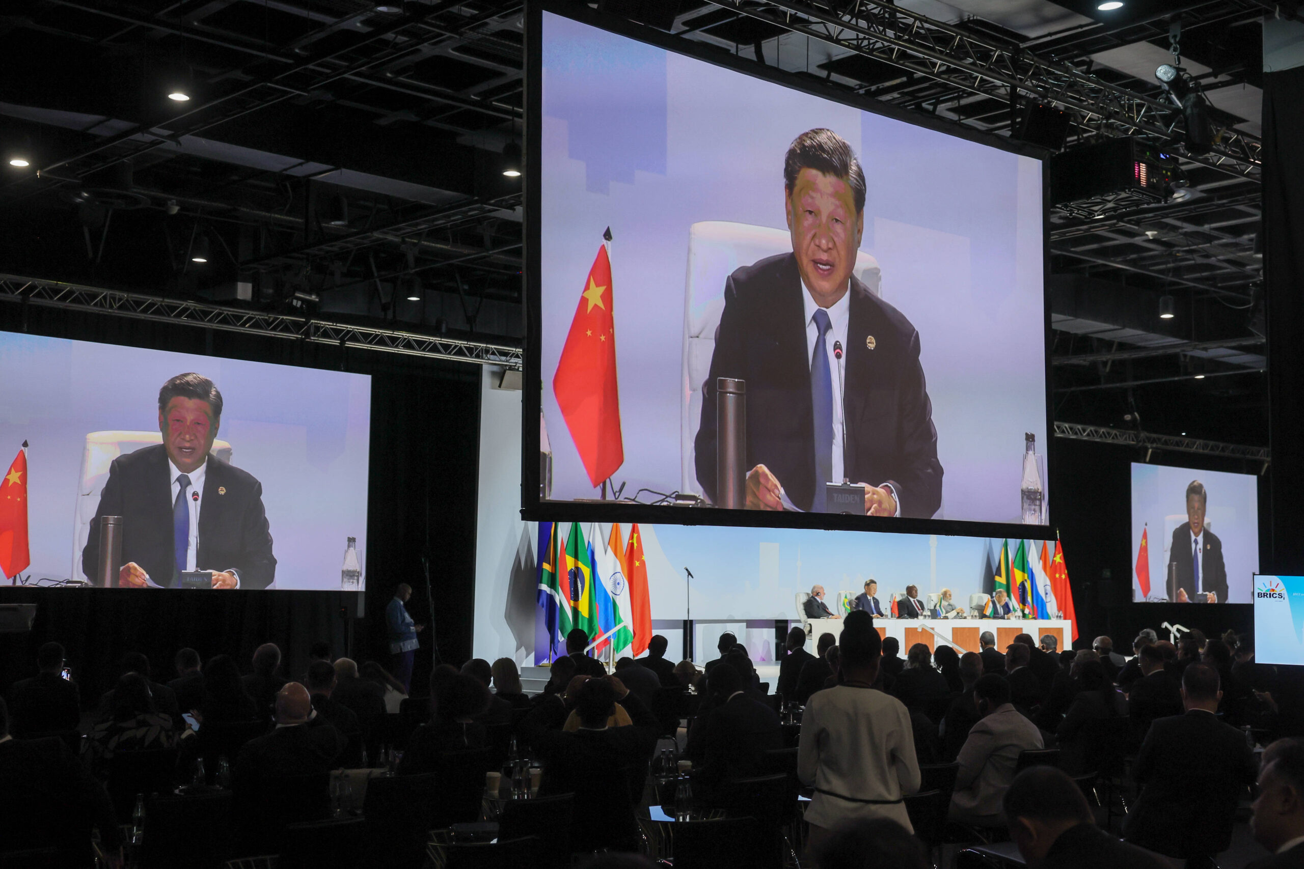 Le président chinois Xi Jinping s'exprime lors d'un point de presse au troisième jour du sommet des BRICS au Sandton Convention Center à Johannesburg, en Afrique du Sud, le jeudi 24 août. 2023. © Jemal Countess/UPI Photo via Newscom