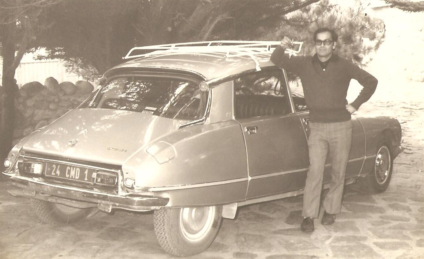 Manuel Araya, l’ancien chauffeur de Pablo Neruda, devant la Citroën que le poète a amenée de France en 1972. Isla Negra, Chili. Fonds personnel de Manuel Araya.