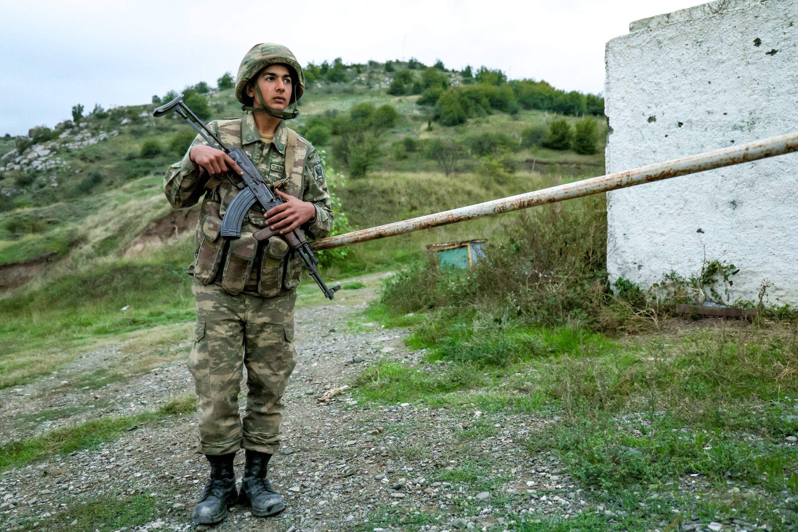 Un militaire azerbaïdjanais patrouille dans la ville de Shusha. © Sergei Savostyanov/TASS/Sipa USA