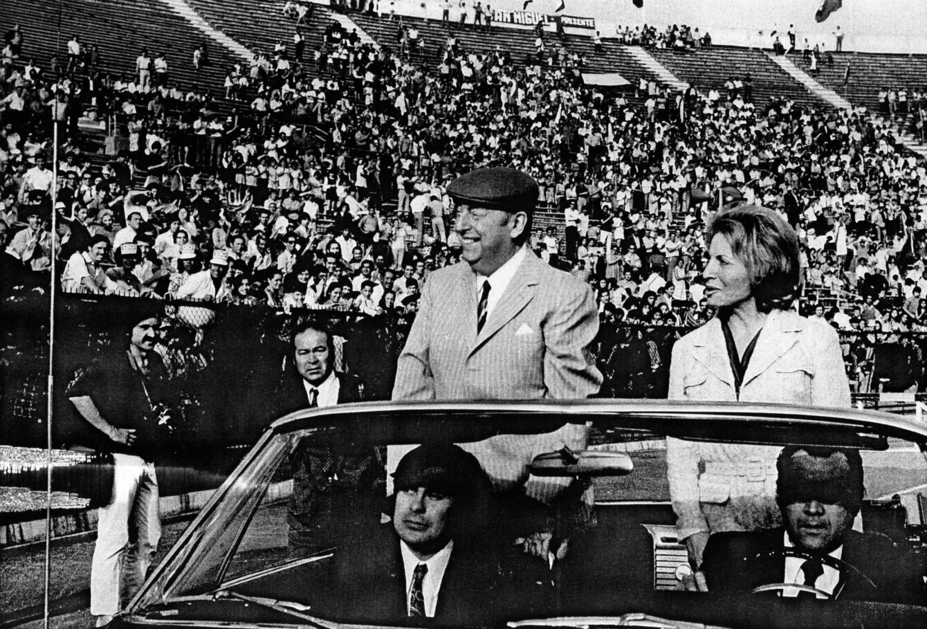 Pablo Neruda et son épouse Matilde Urrutia lors de l’hommage rendu au poète au stade National. 5 décembre 1972, Santiago du Chili, Chili. Naúl Ojeda / Fondation Salvador-Allende