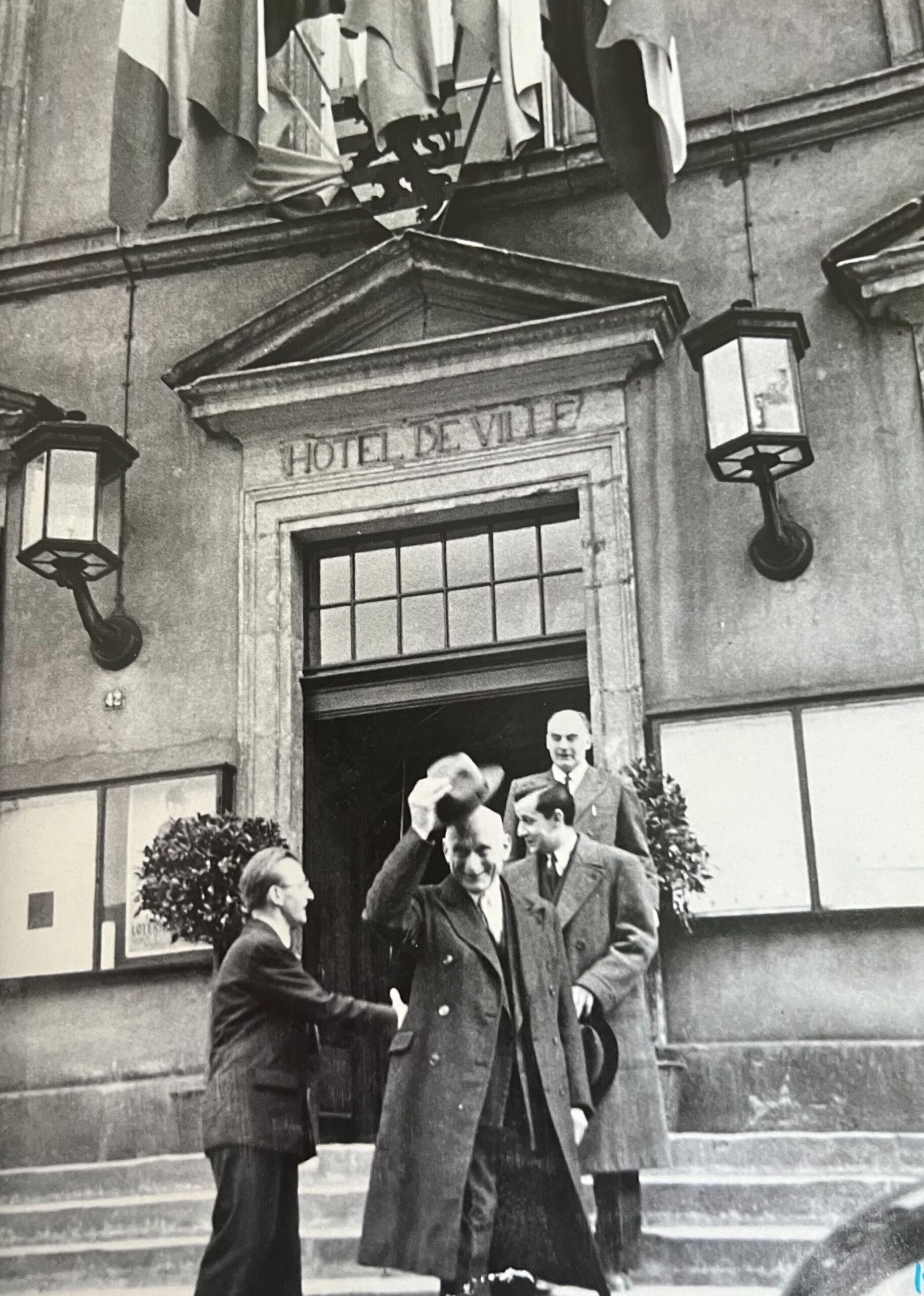 «Je prends congé avec Robert Schuman de l'hôtel de ville où eu lieu la première fête de l'Europe. Derrière Bernard Clappier»