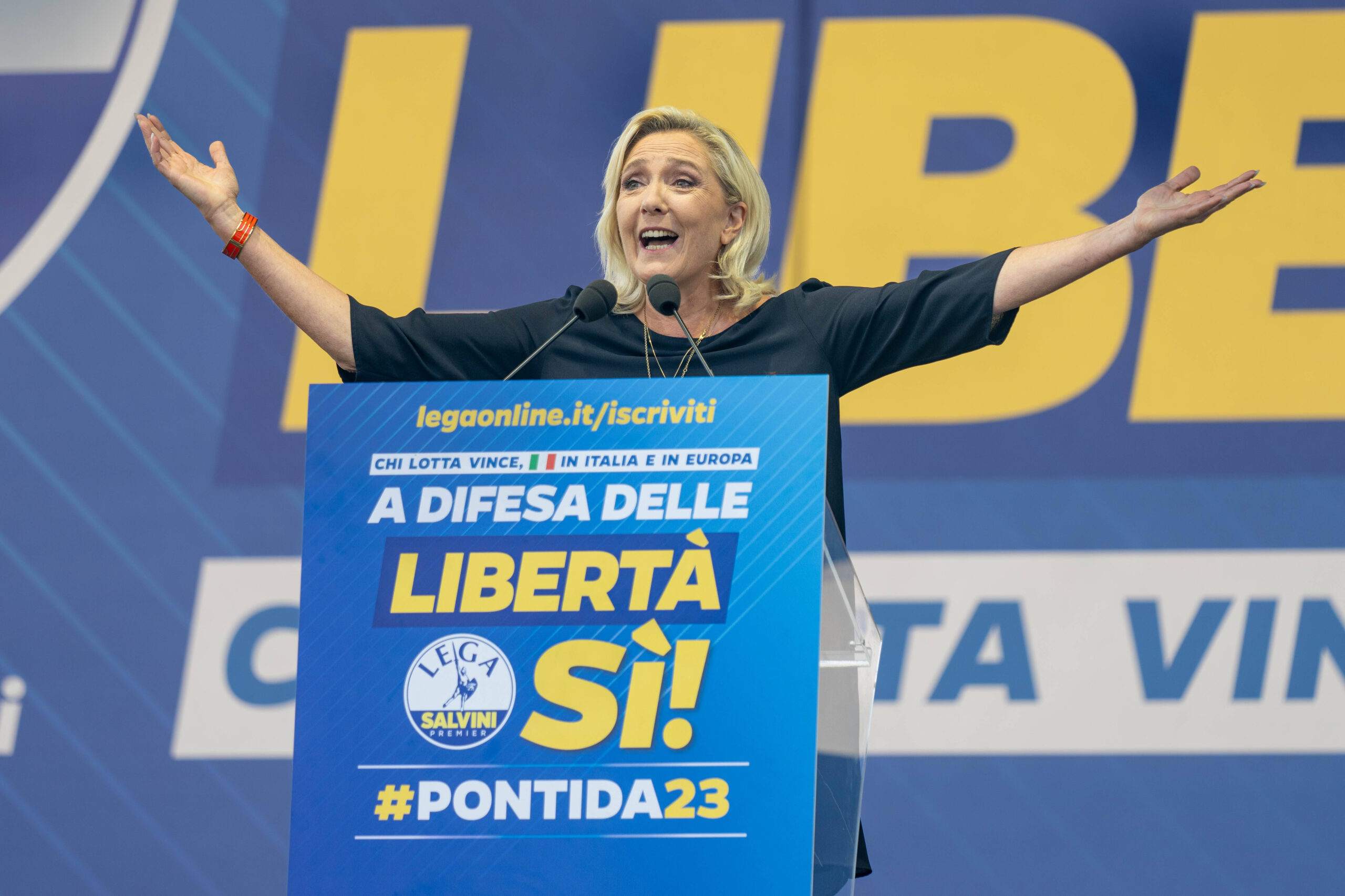 Marine Le Pen s'exprime sur la scène de Pontida, le 17 septembre. © Claudio Furlan/AP/SIPA